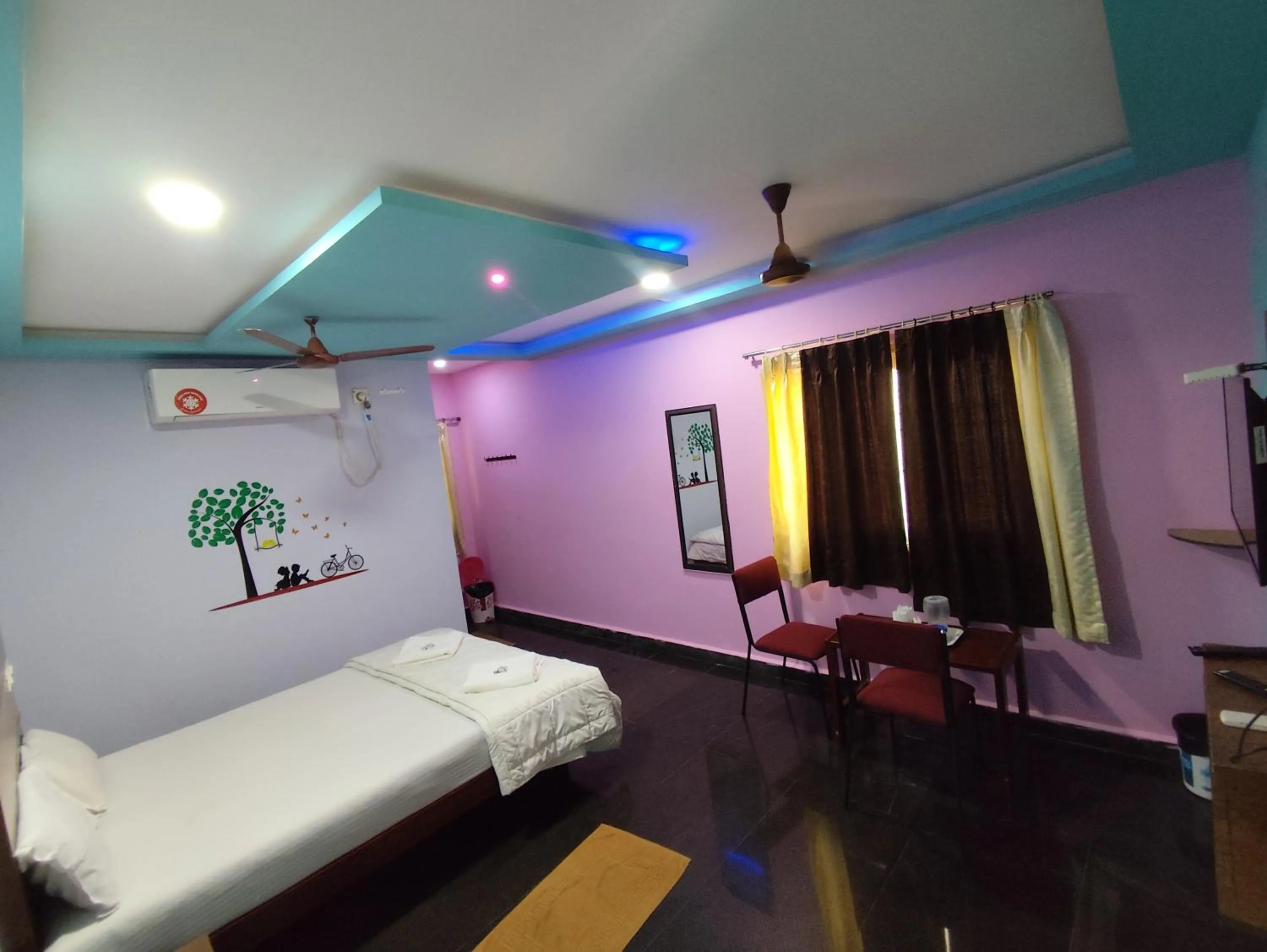 Bed in Sri Murugan Beach Paradise Hotel