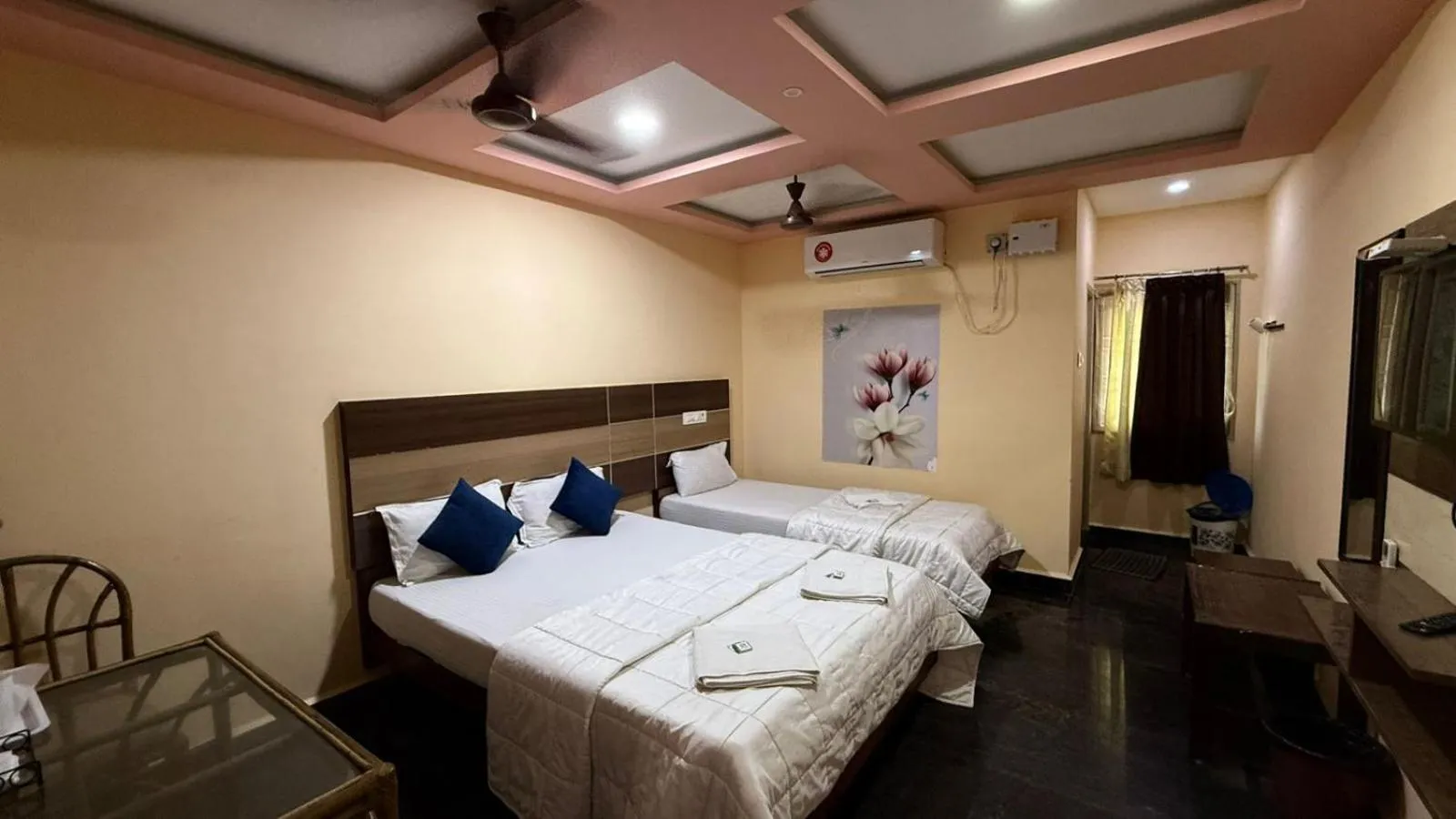 TV and multimedia, Bed in Sri Murugan Beach Paradise Hotel