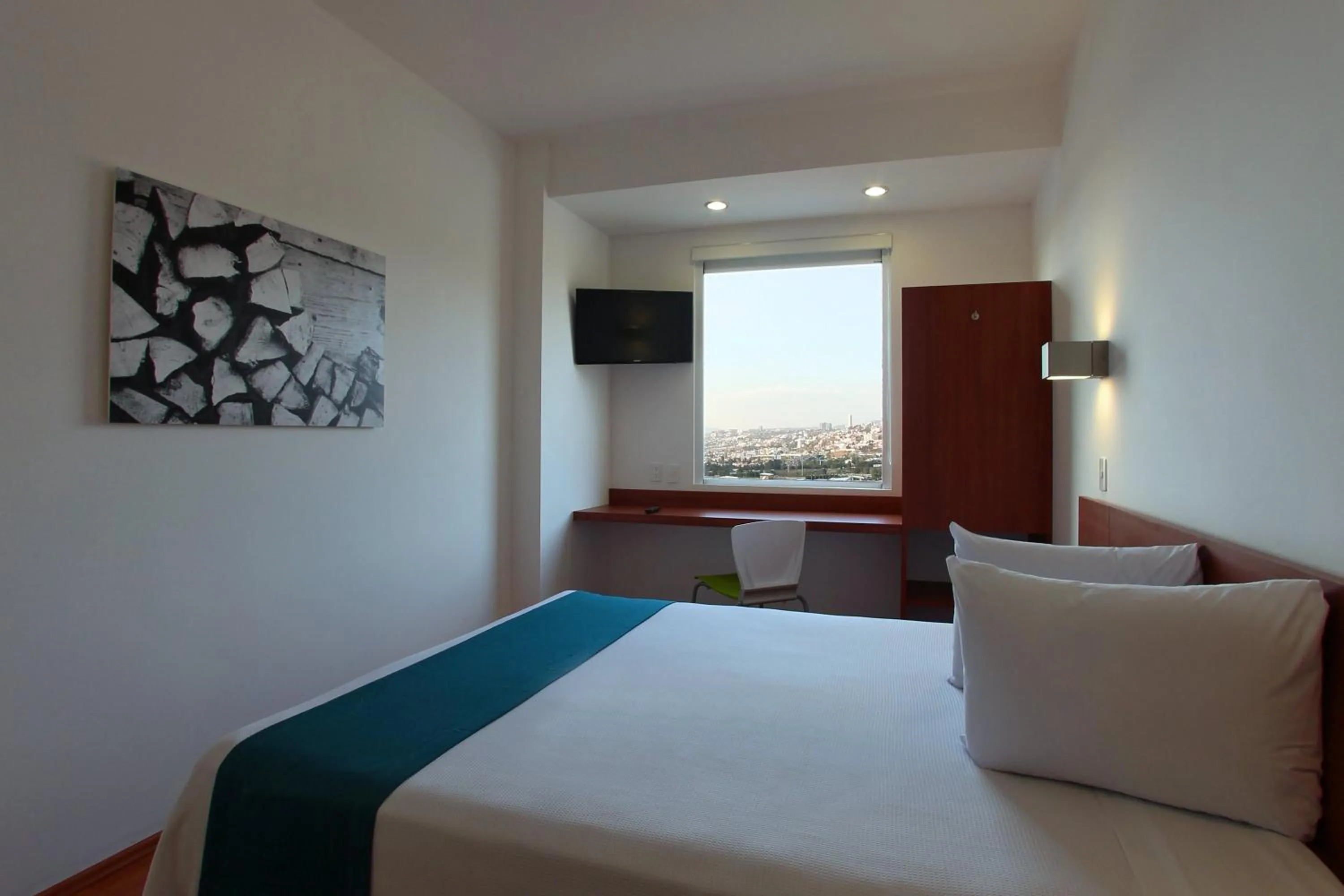 Photo of the whole room, Bed in One Queretaro Centro Sur