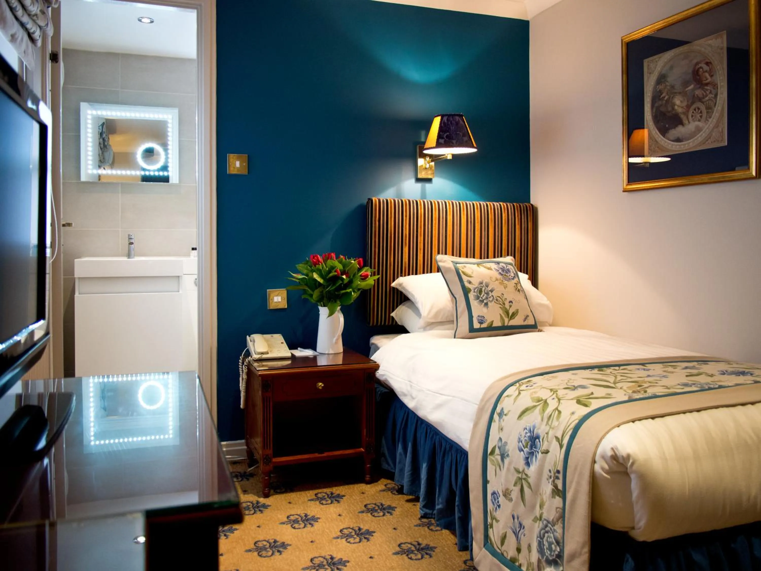 Photo of the whole room, Bed in London Lodge Hotel