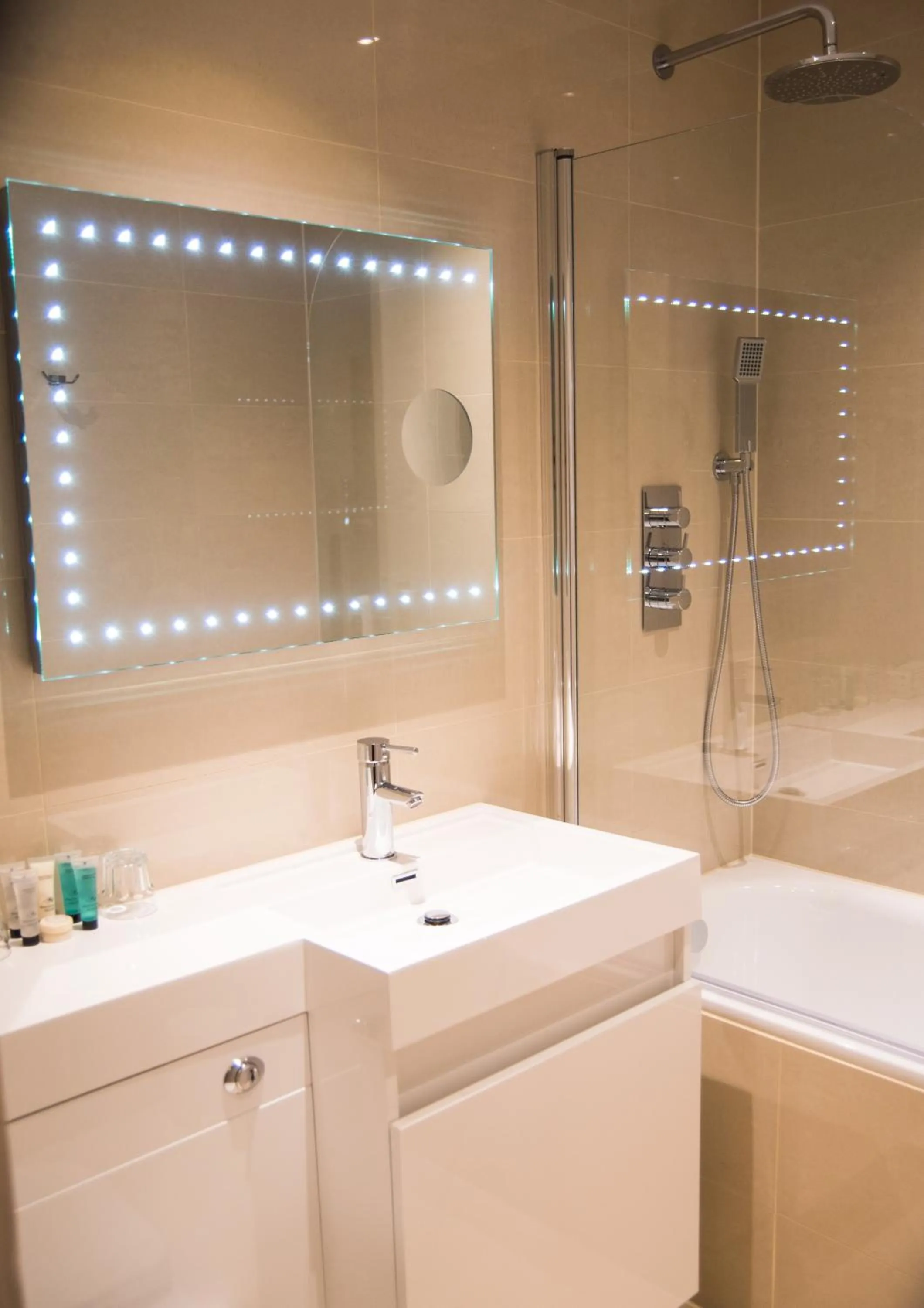 Shower in London Lodge Hotel