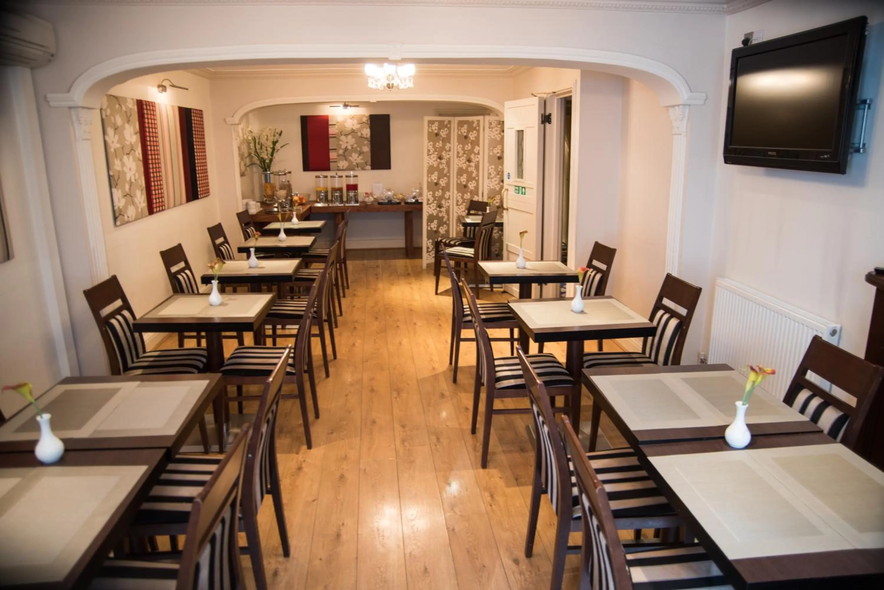 Restaurant/places to eat in London Lodge Hotel