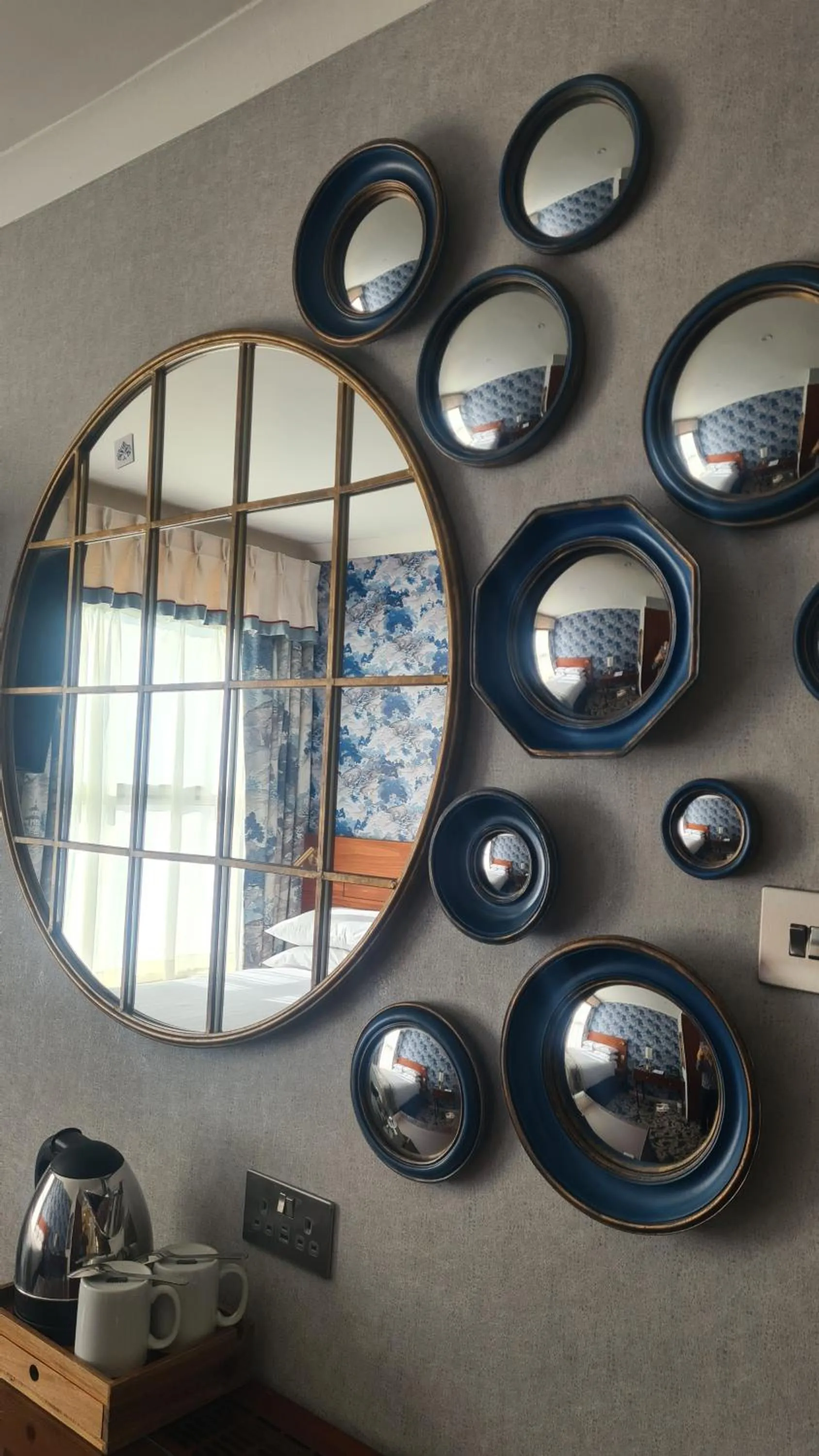 Bedroom in London Lodge Hotel