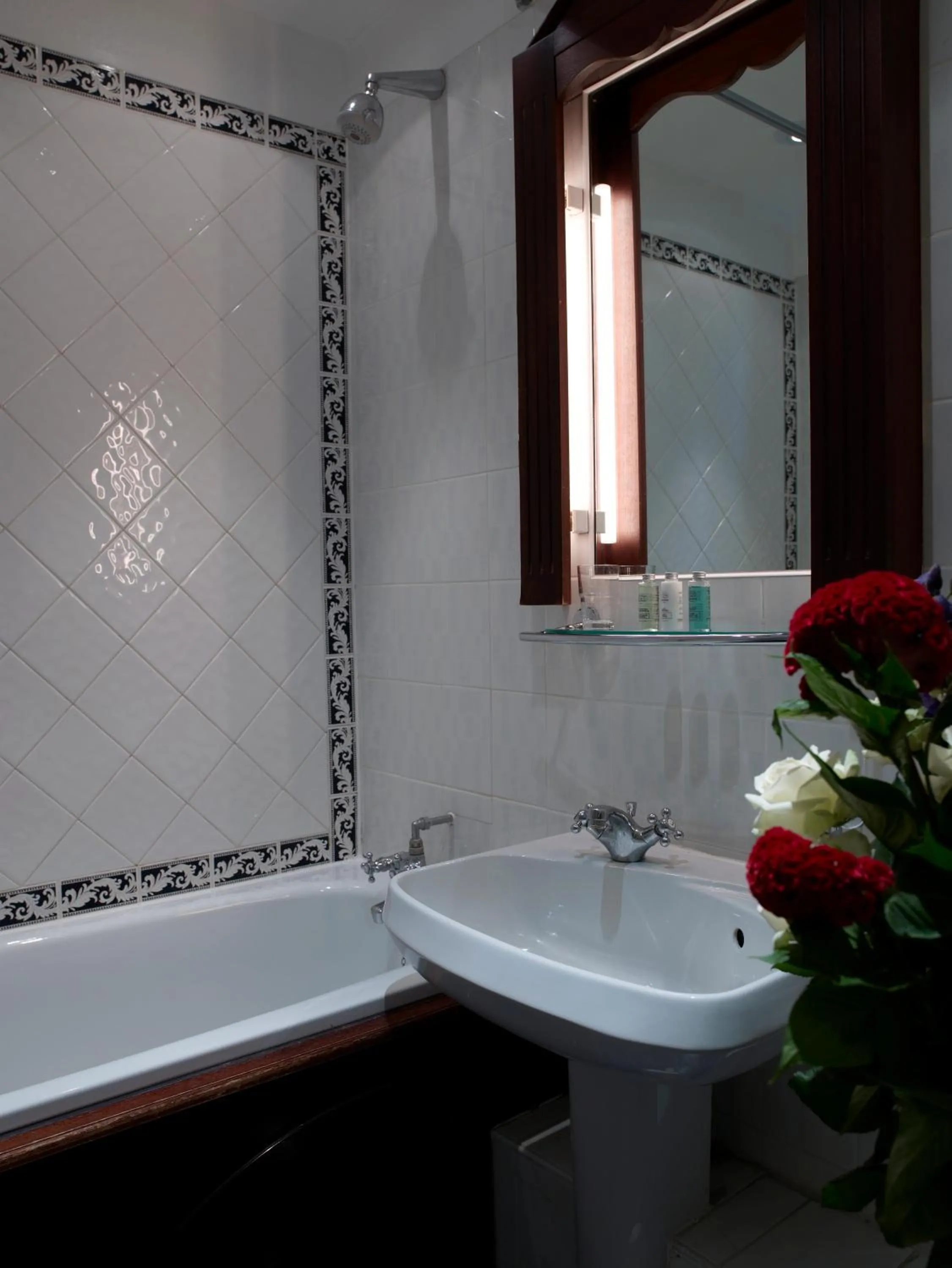 Shower in London Lodge Hotel