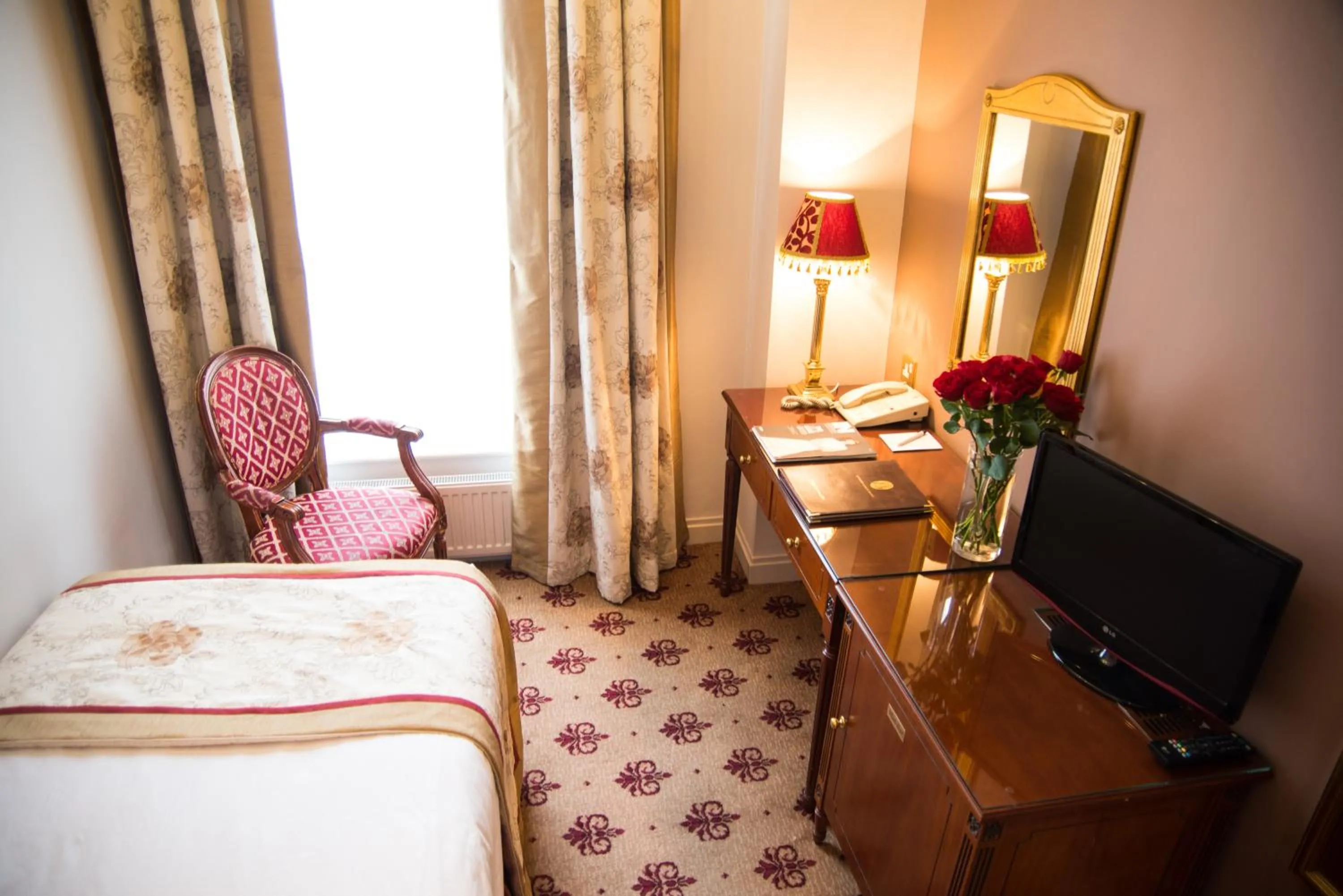 Photo of the whole room, Bed in London Lodge Hotel