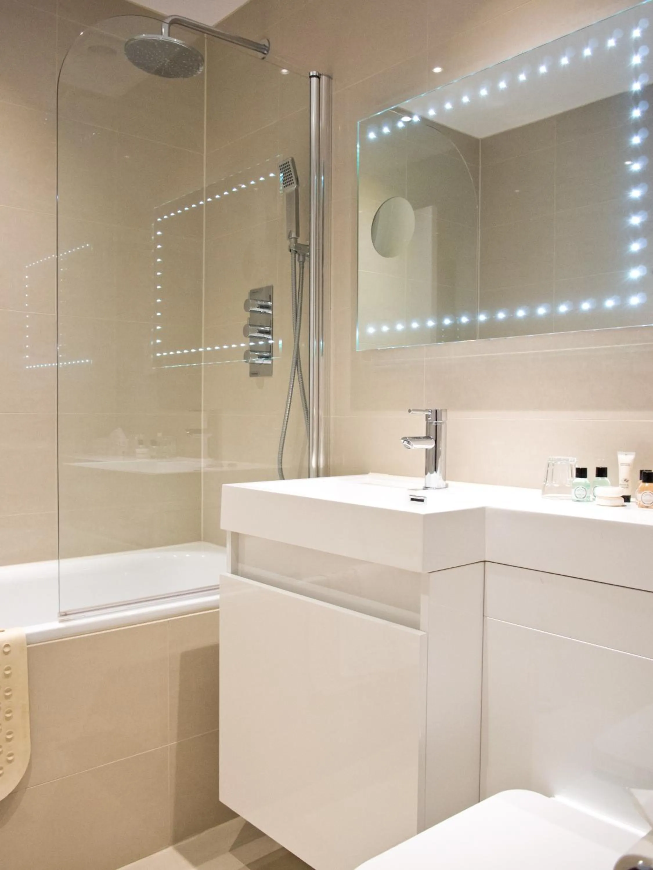 Bathroom in London Lodge Hotel