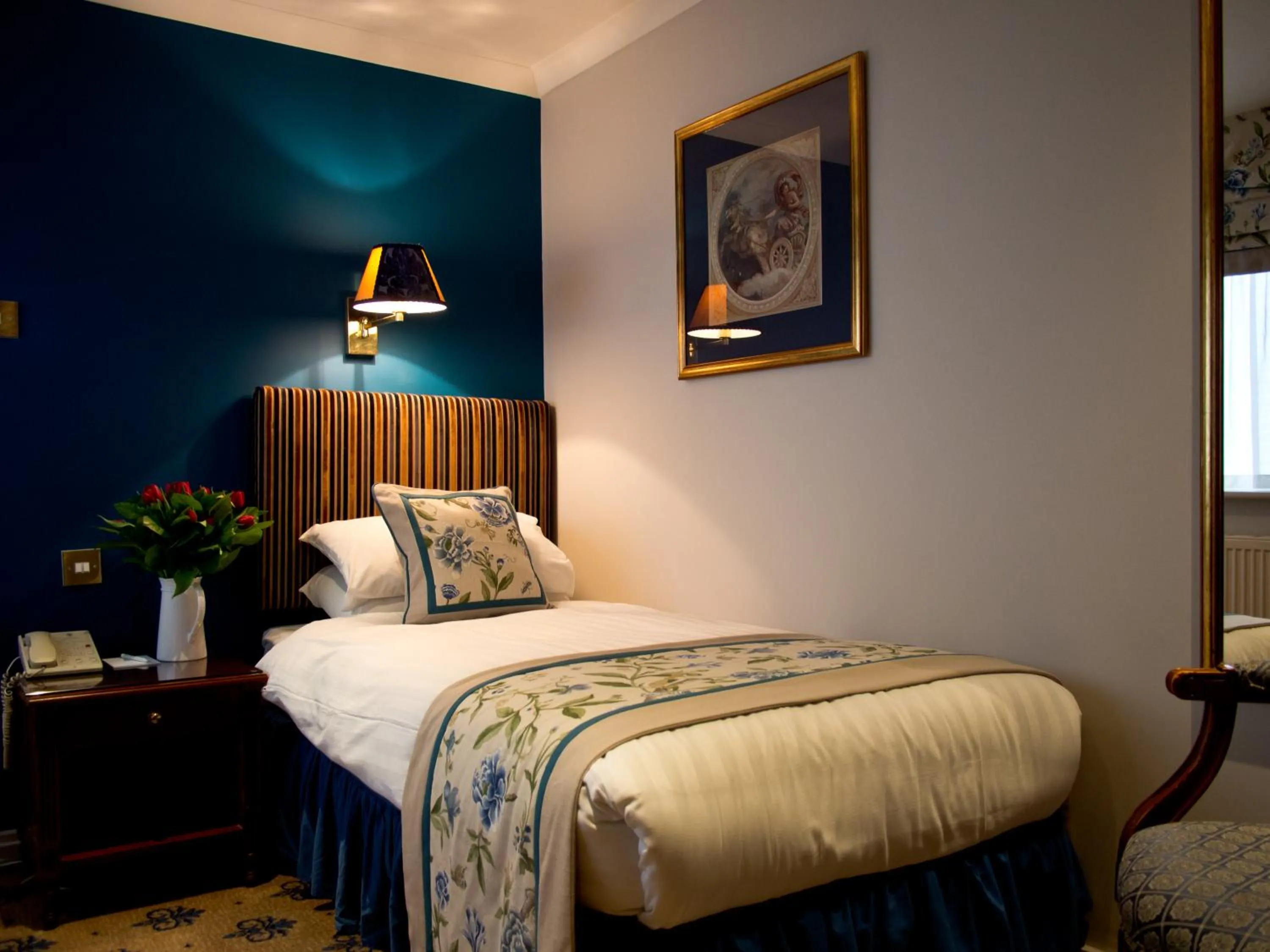 Photo of the whole room, Bed in London Lodge Hotel