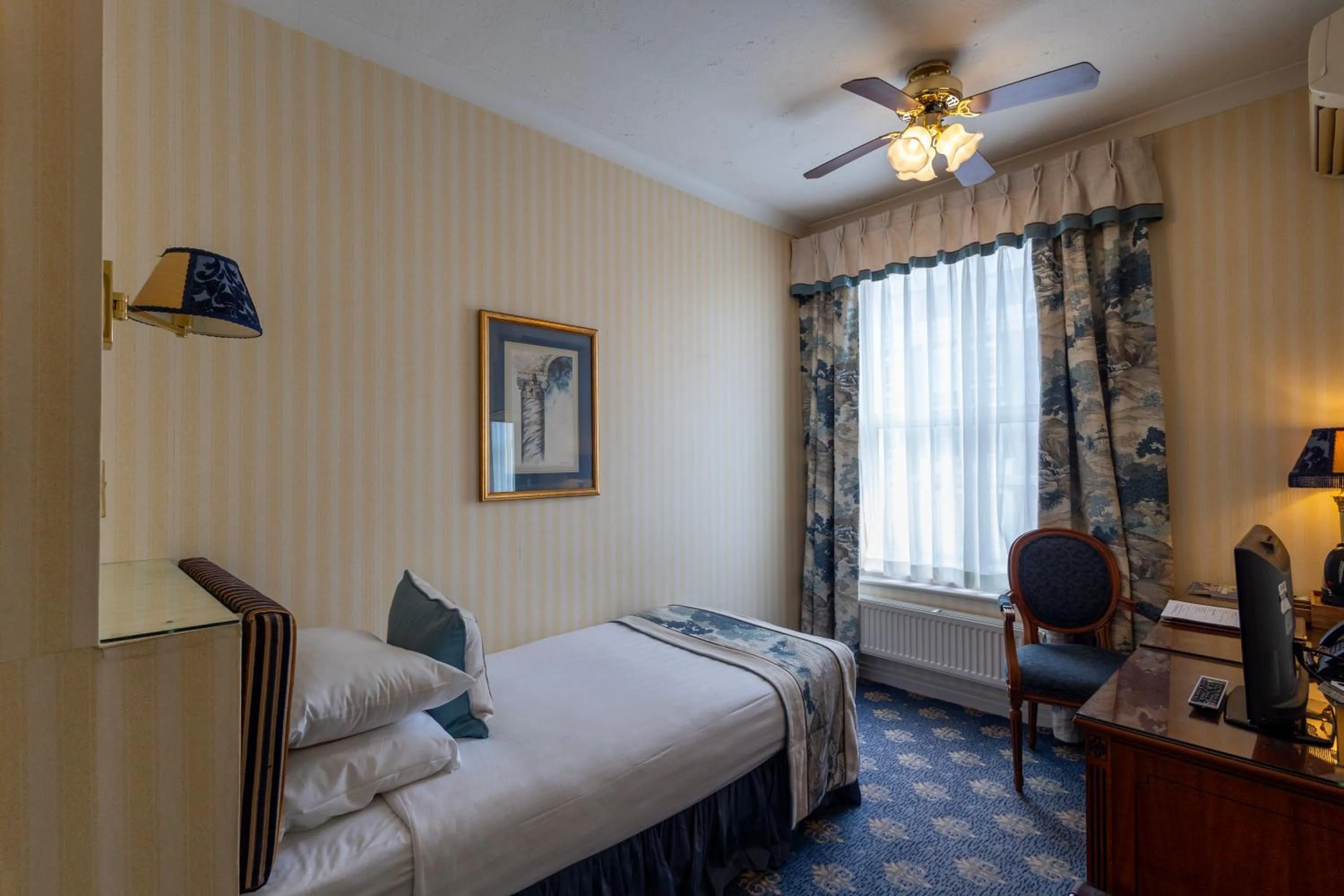 Bedroom, Bed in London Lodge Hotel