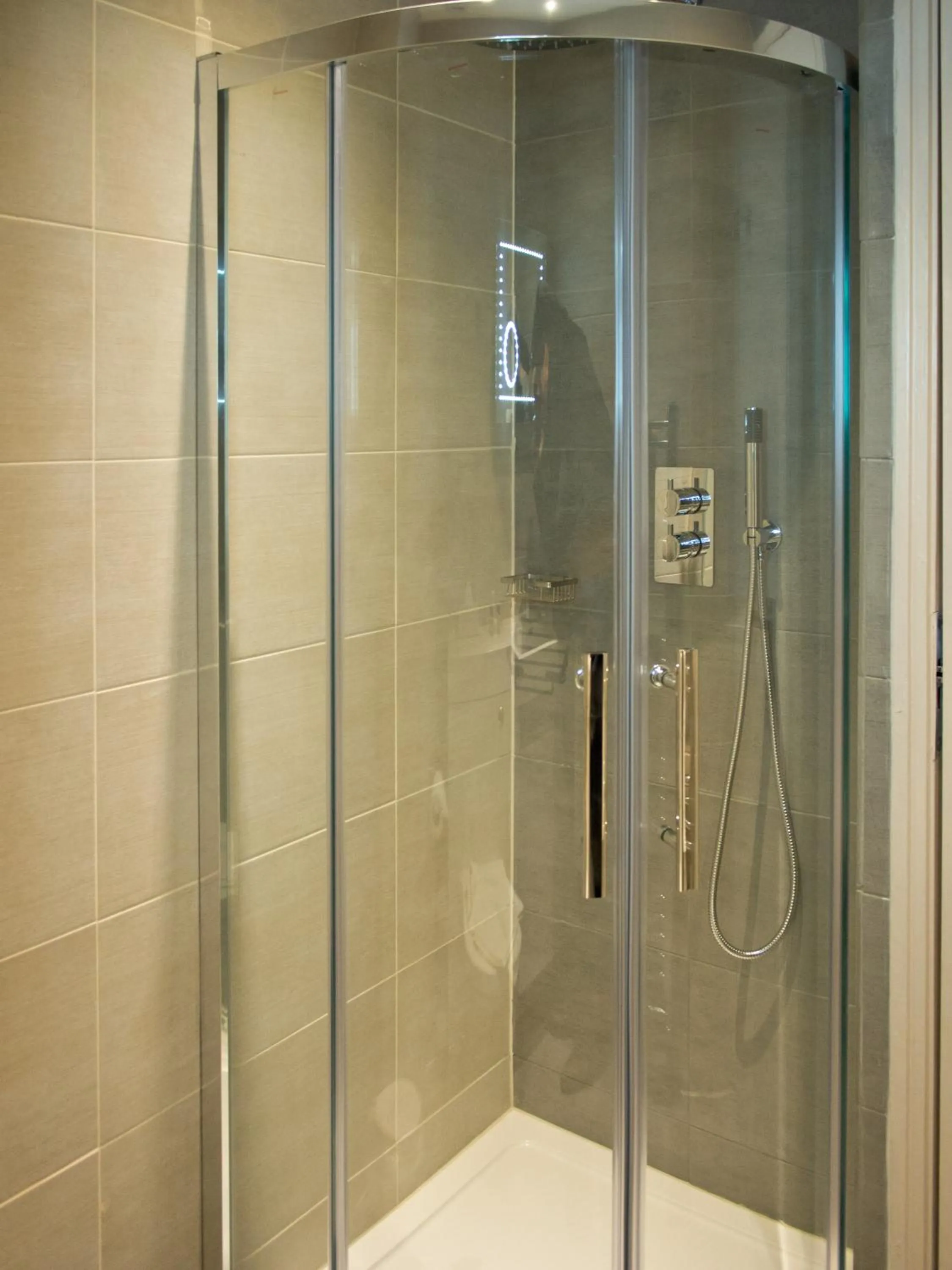 Shower in London Lodge Hotel