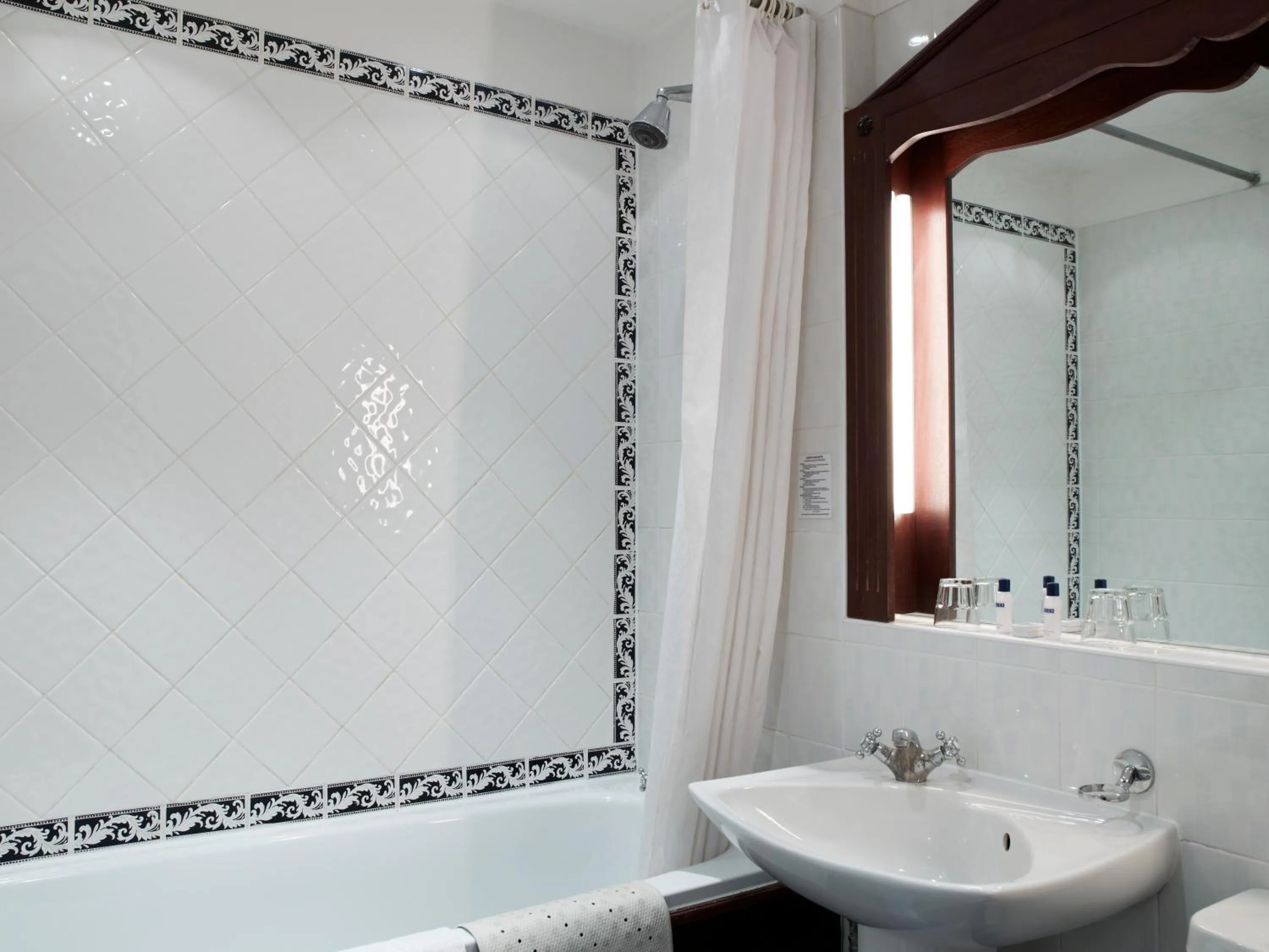 Bathroom in London Lodge Hotel