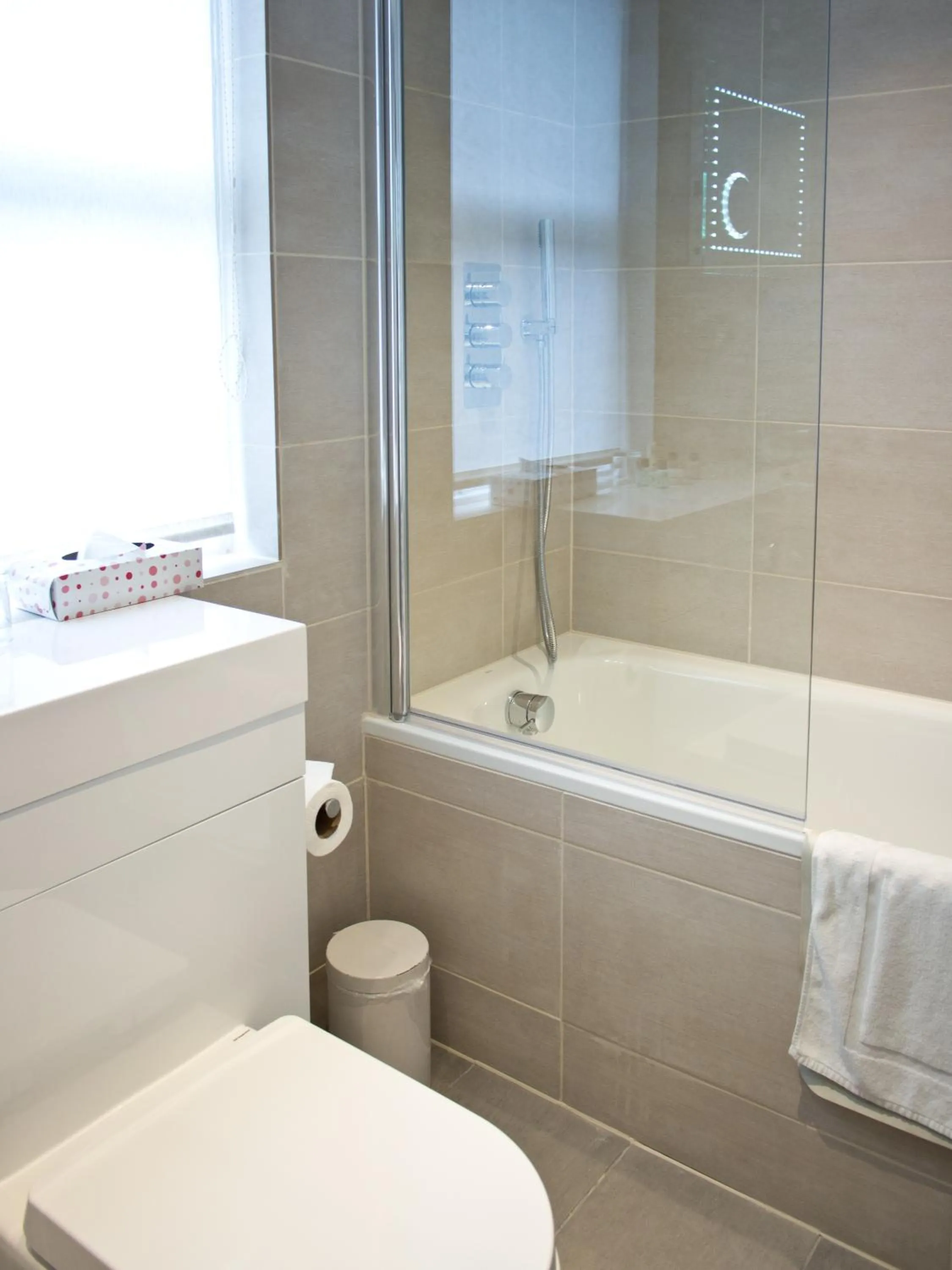 Bathroom in London Lodge Hotel