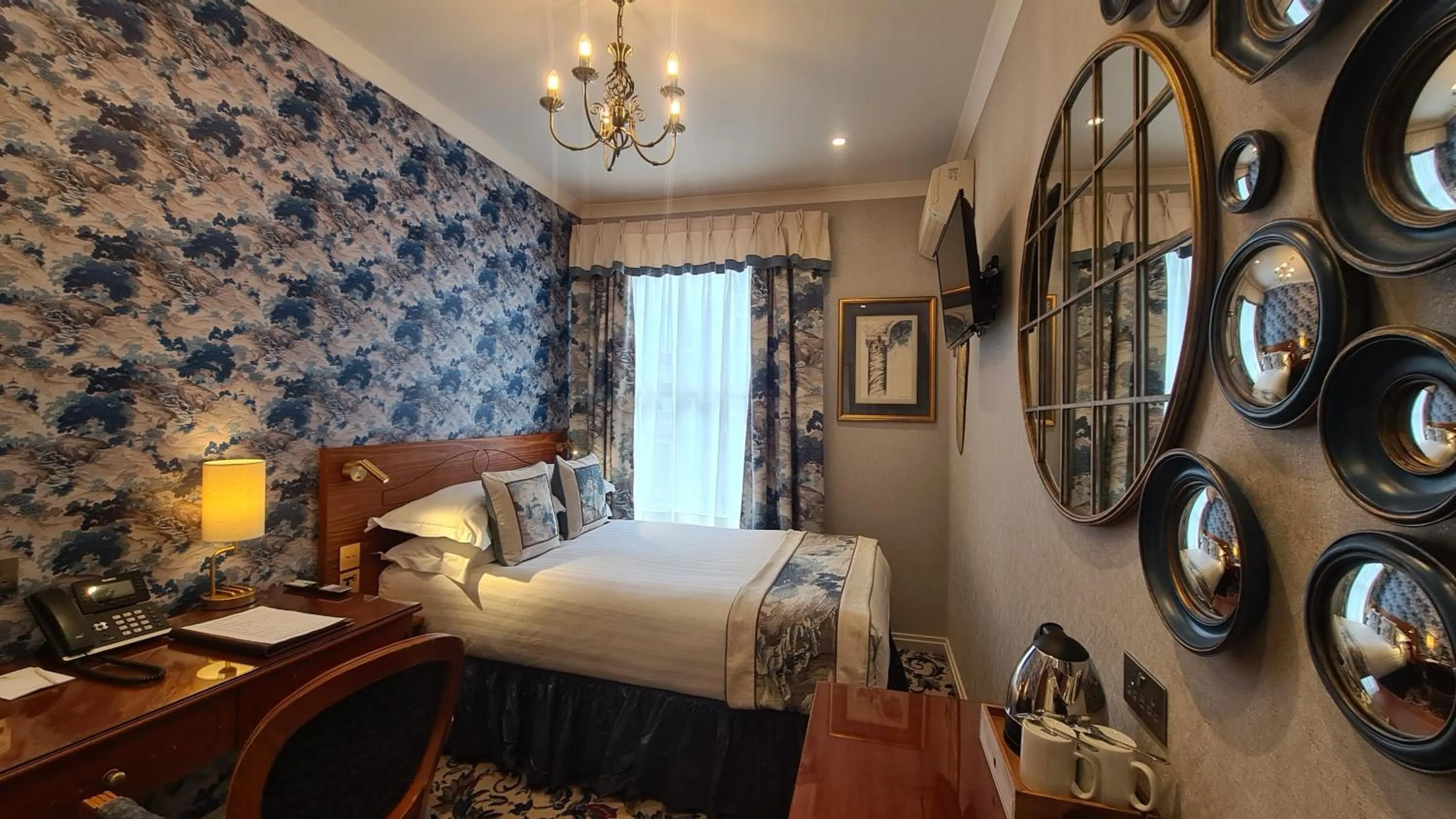 Bedroom, Bed in London Lodge Hotel