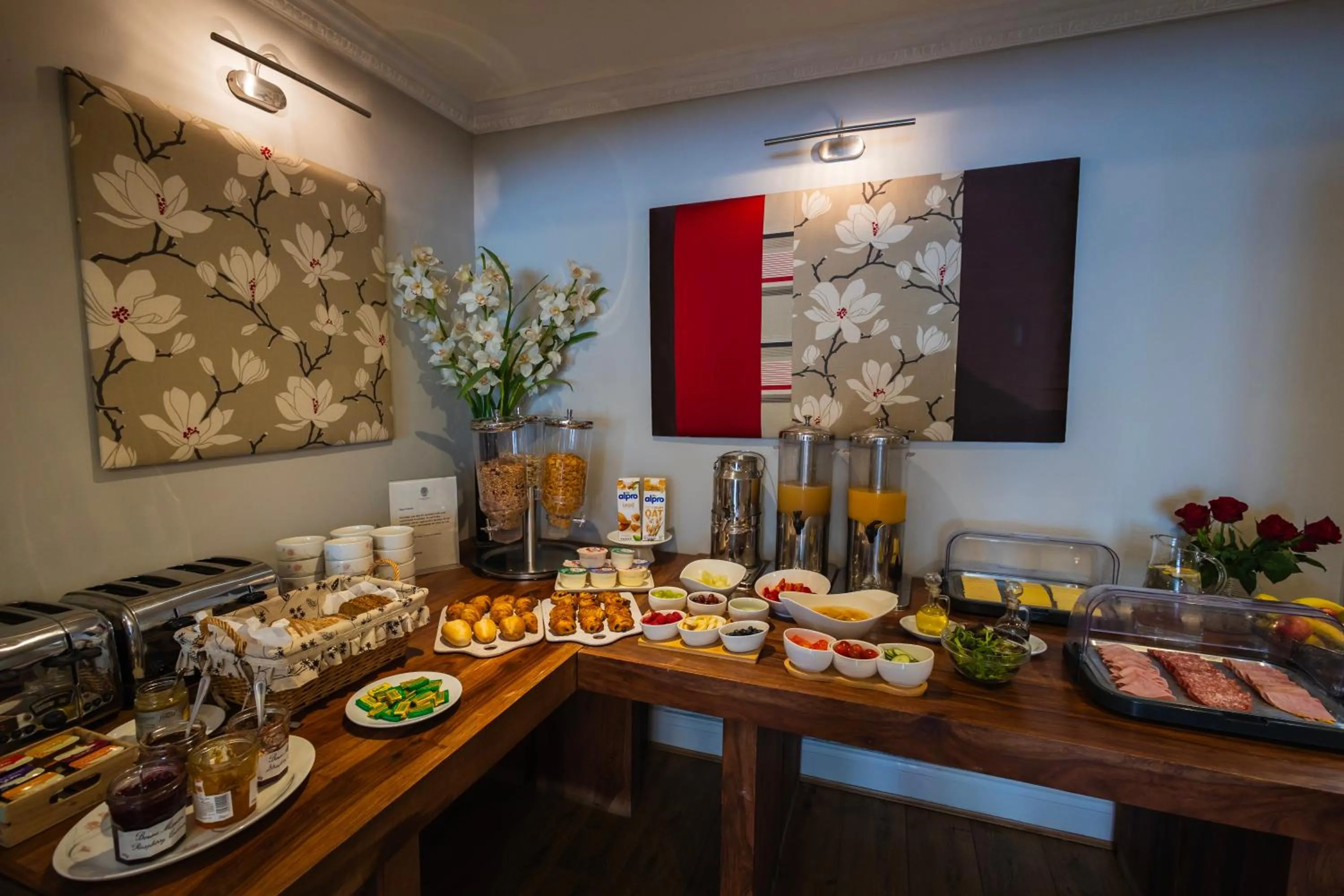 Breakfast in London Lodge Hotel