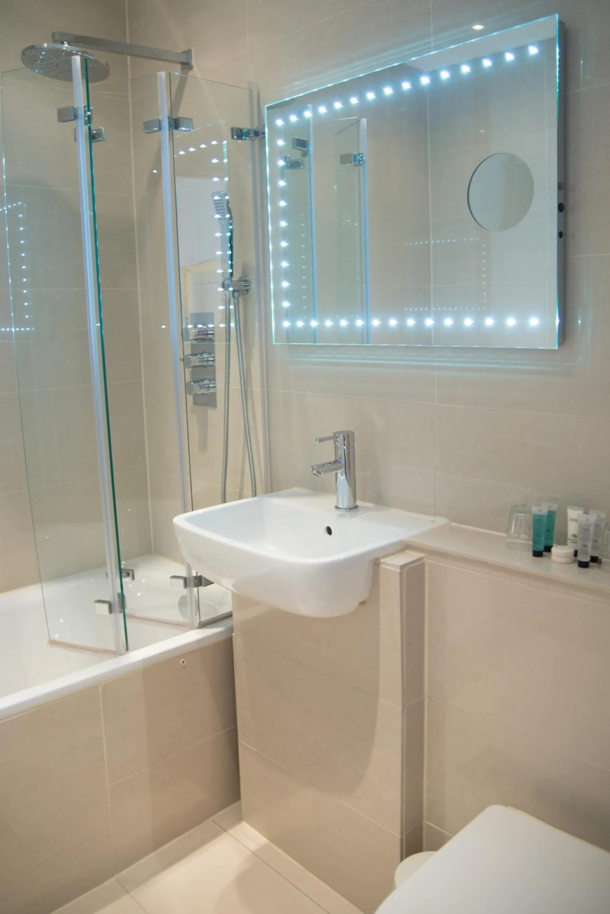 Shower in London Lodge Hotel