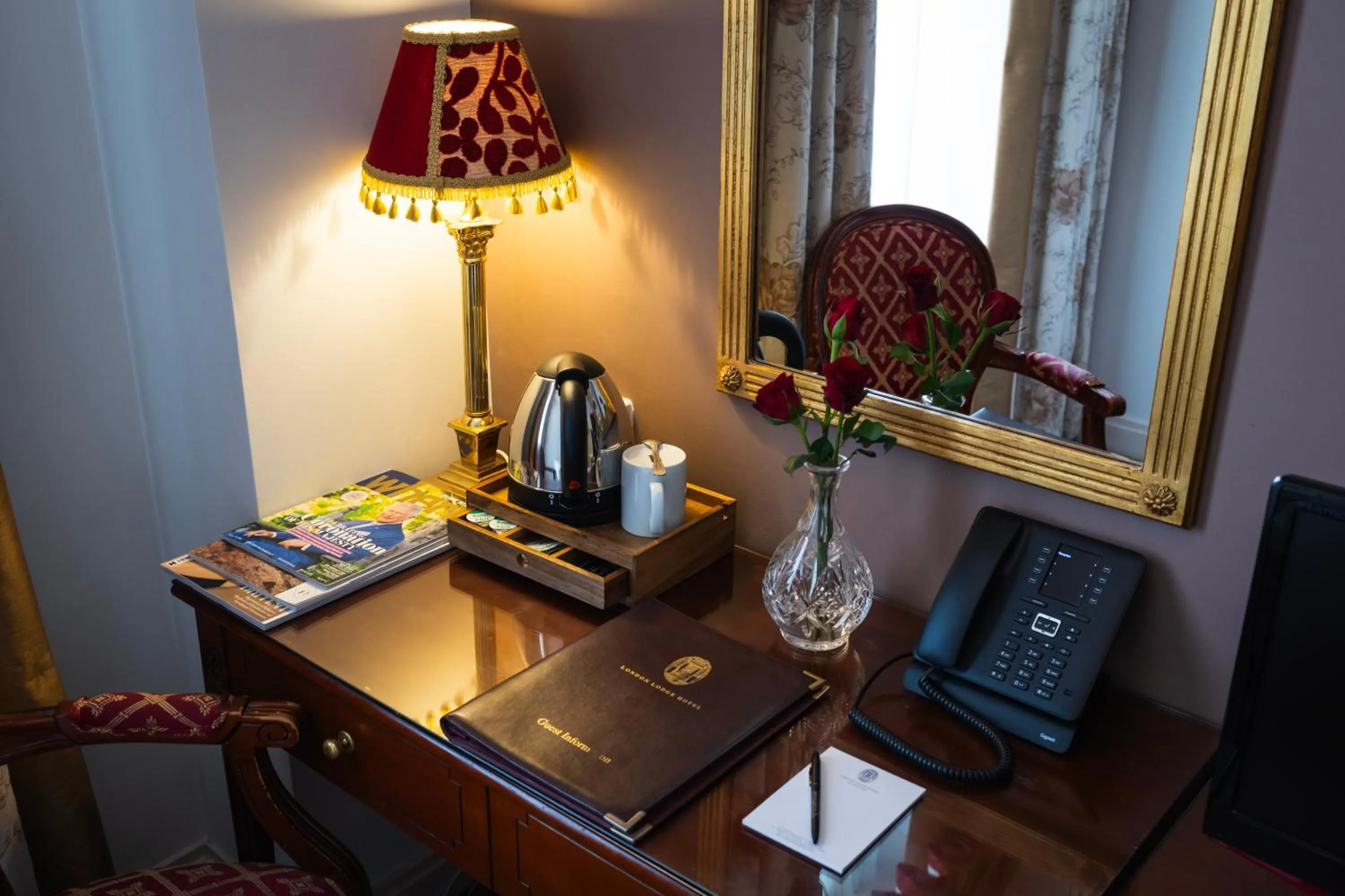 Coffee/tea facilities in London Lodge Hotel