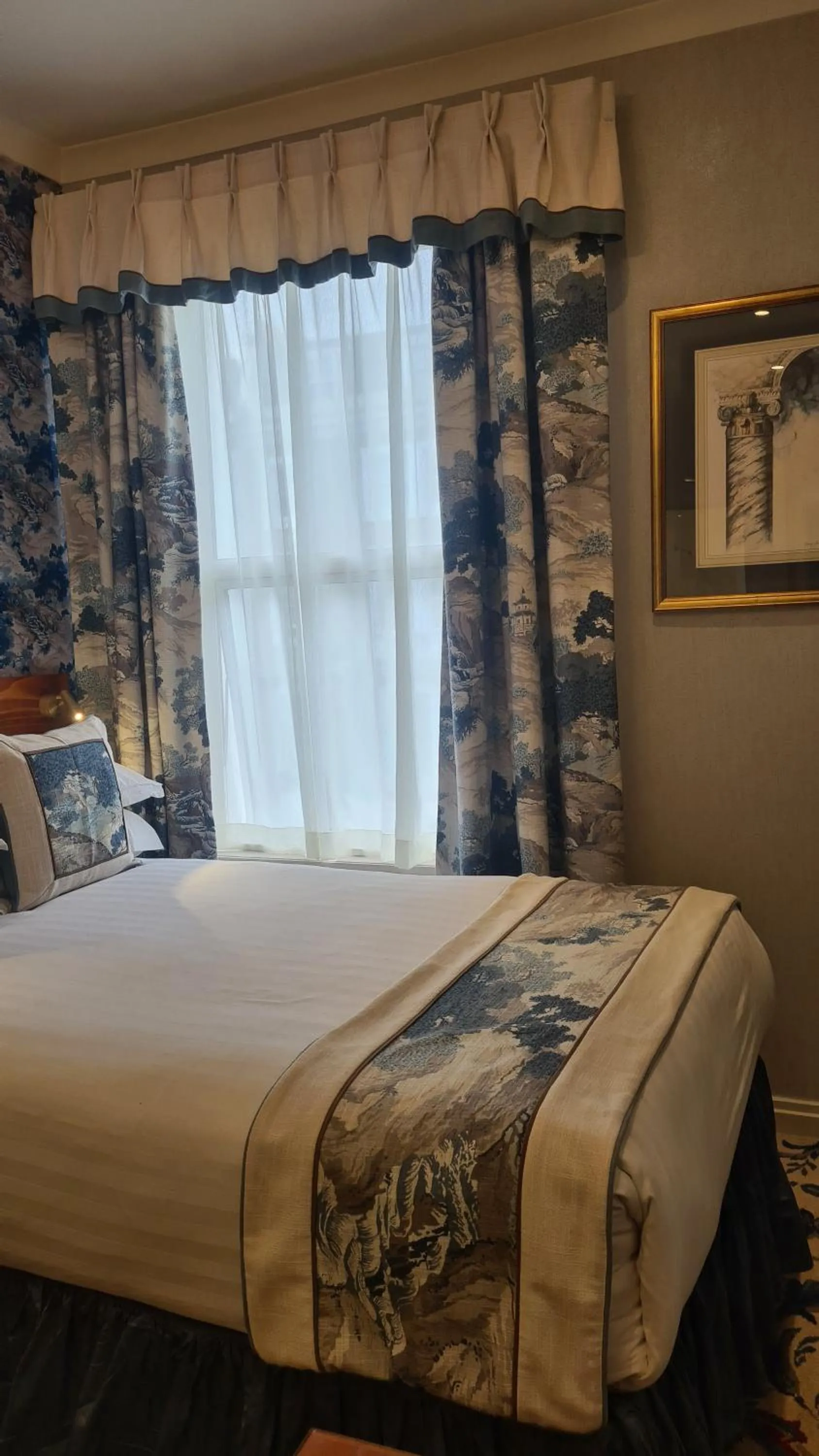 Bed in London Lodge Hotel