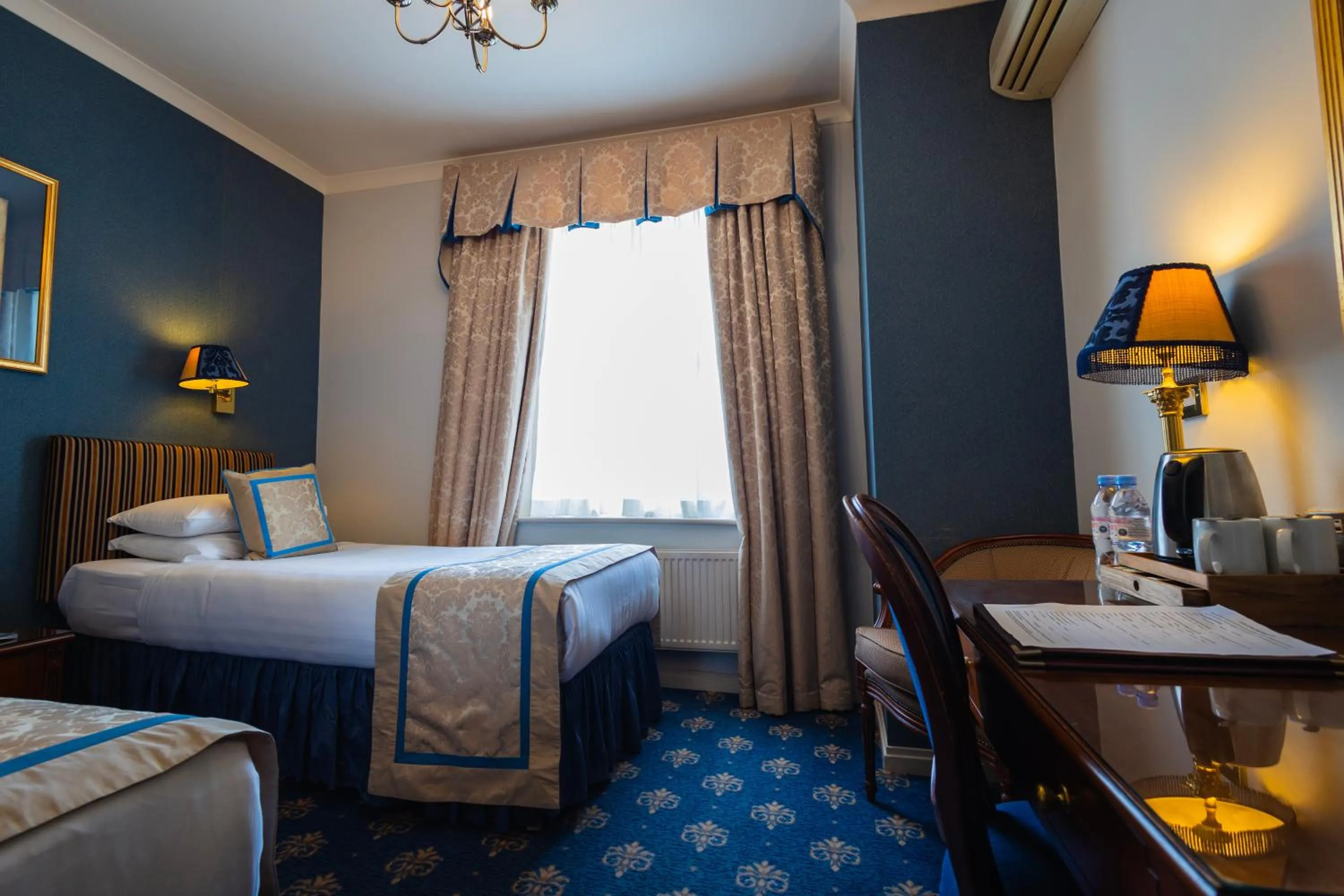 Bedroom, Bed in London Lodge Hotel