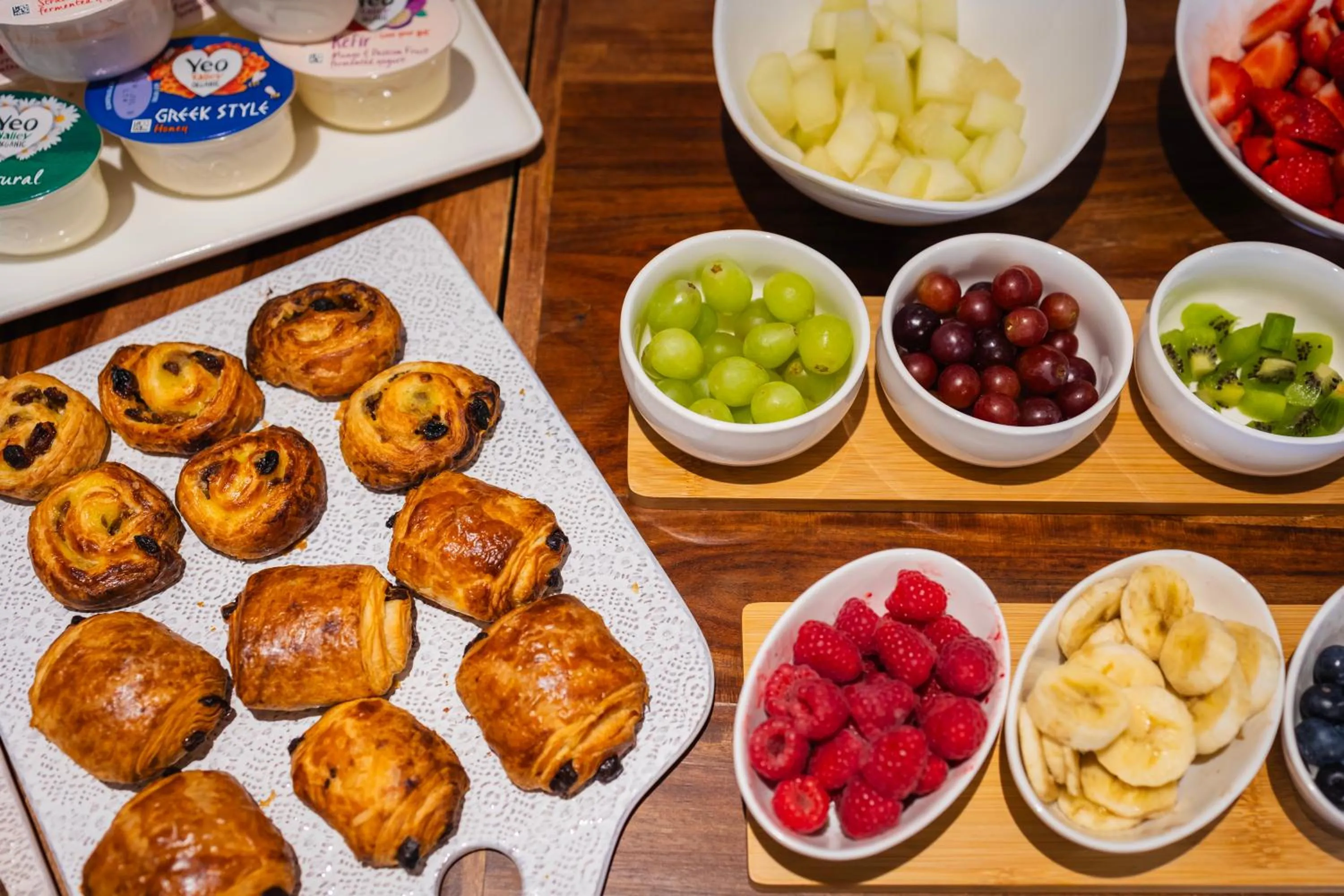 Buffet breakfast in London Lodge Hotel