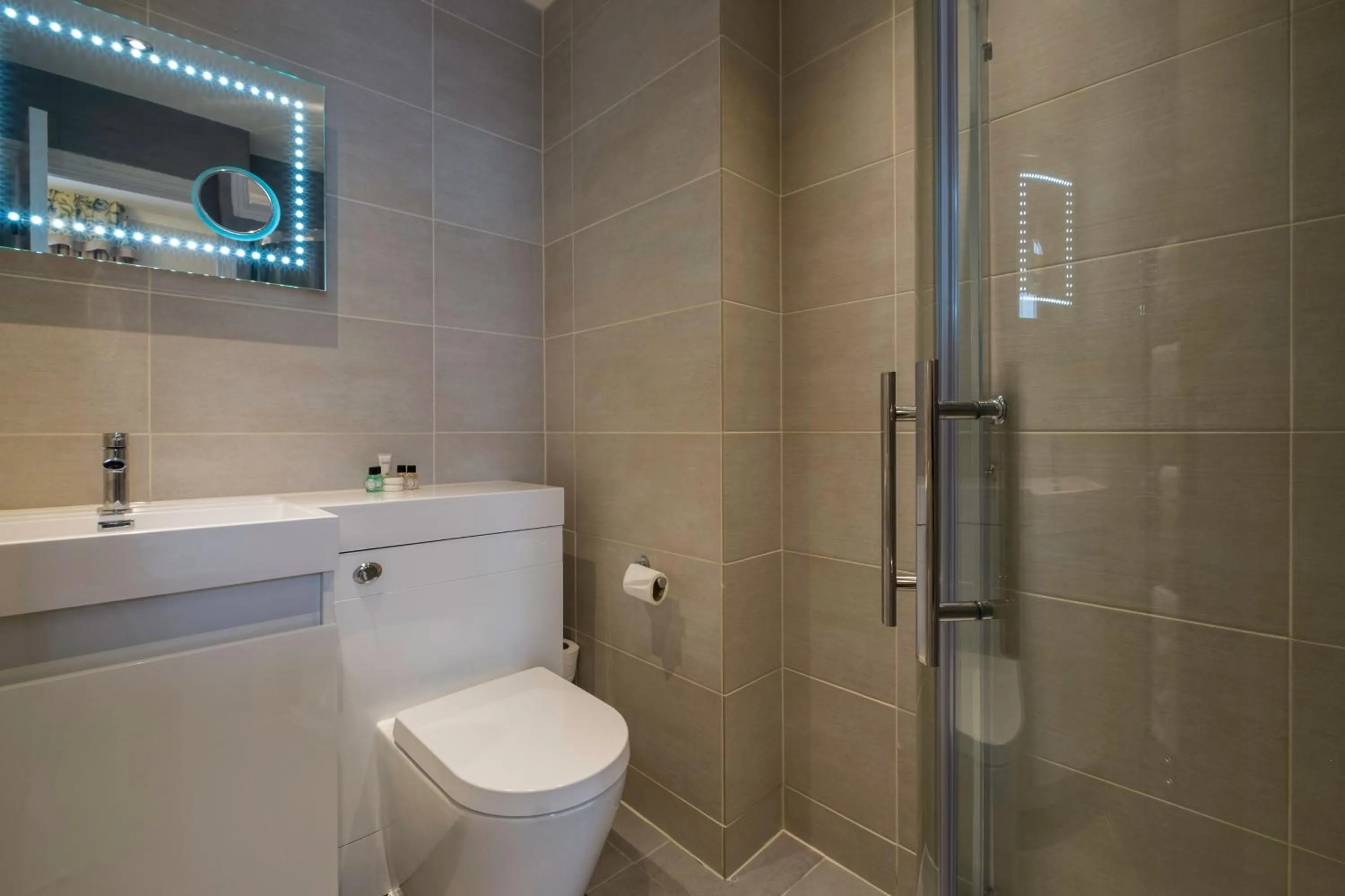 Bathroom in London Lodge Hotel