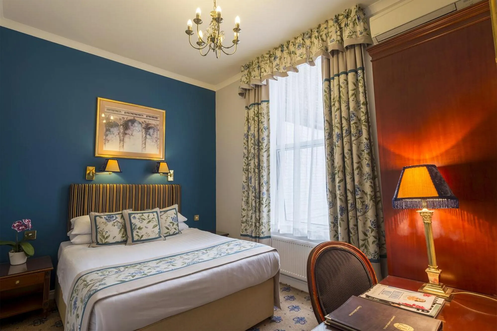 Bed in London Lodge Hotel