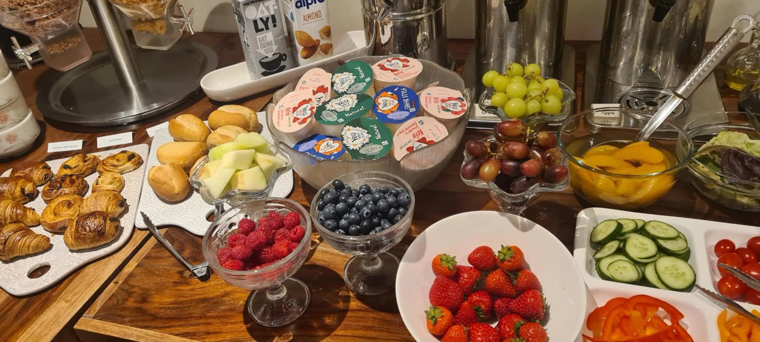 Buffet breakfast in London Lodge Hotel