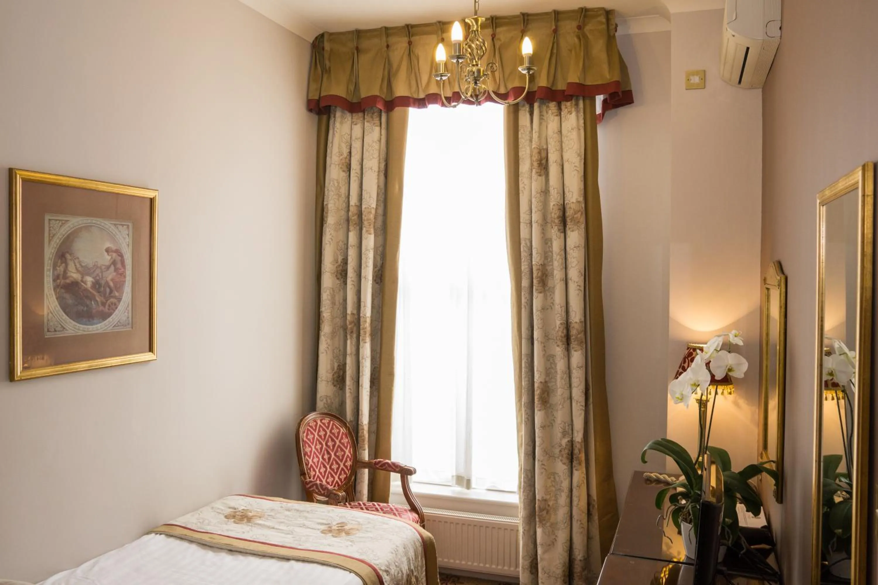 Decorative detail, Bed in London Lodge Hotel