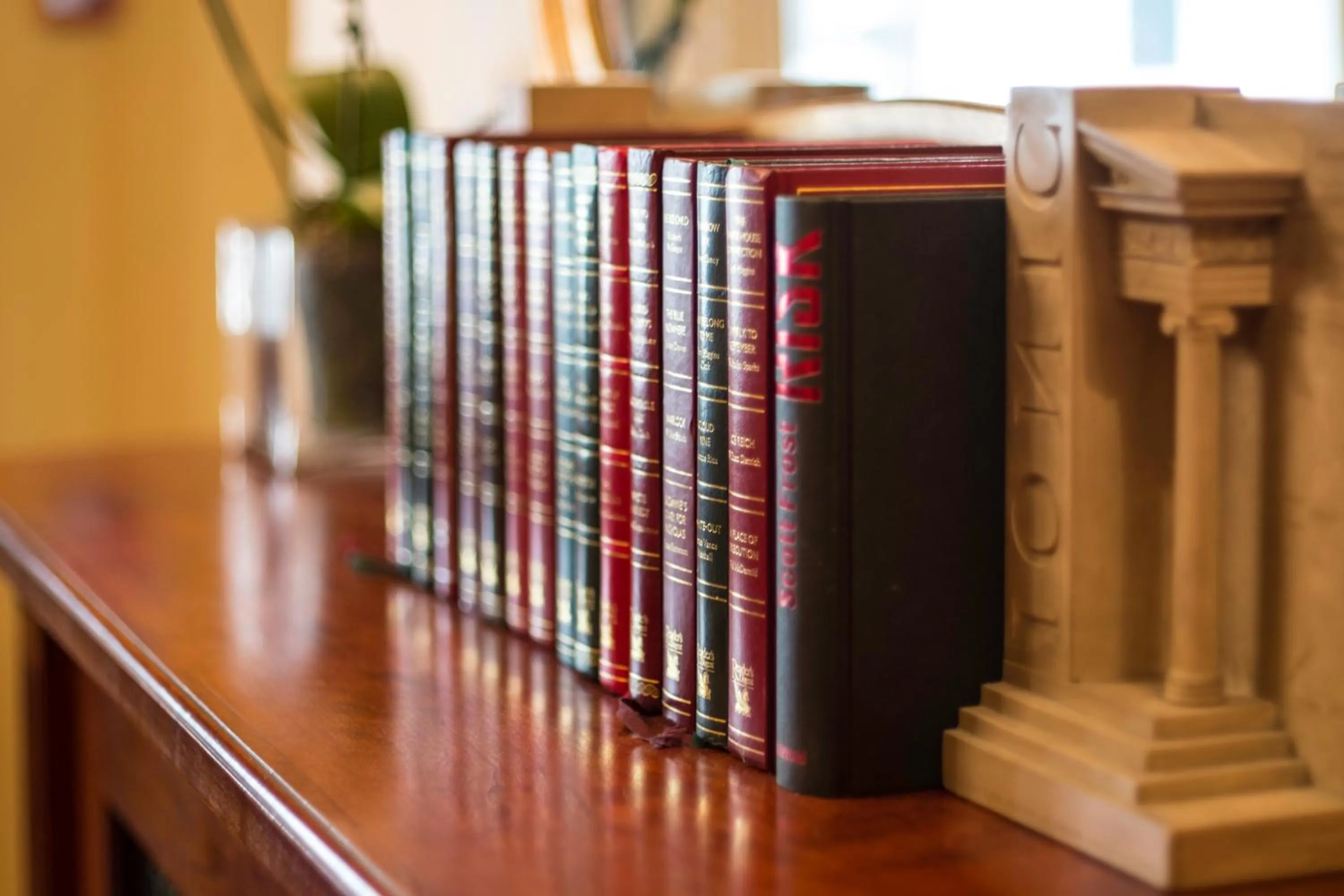 Library in London Lodge Hotel