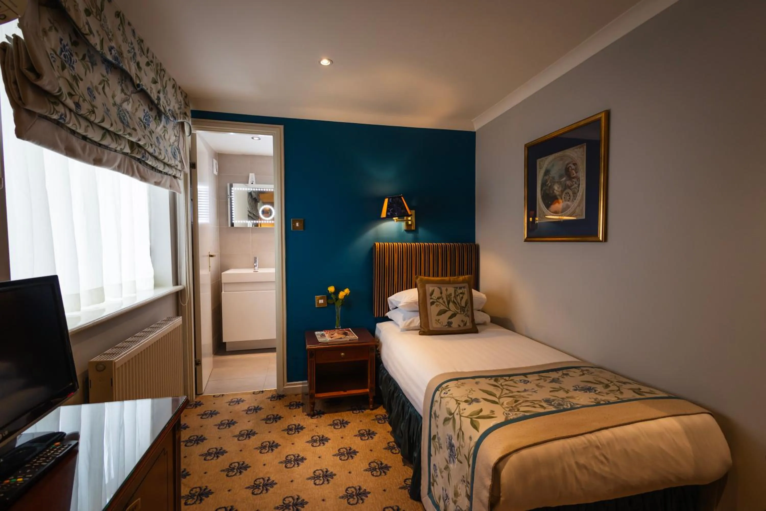 Bedroom, Bed in London Lodge Hotel