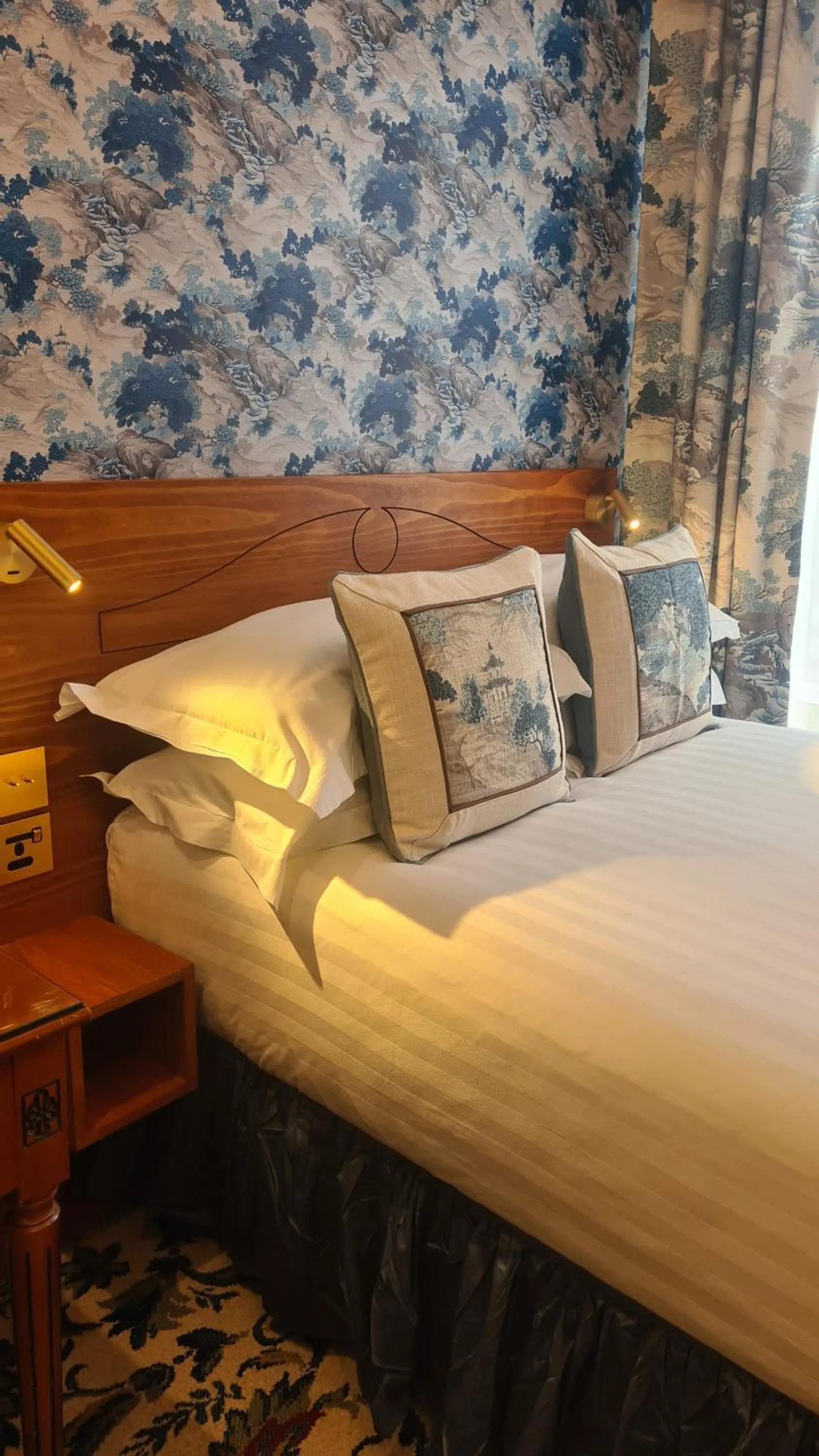 Bed in London Lodge Hotel