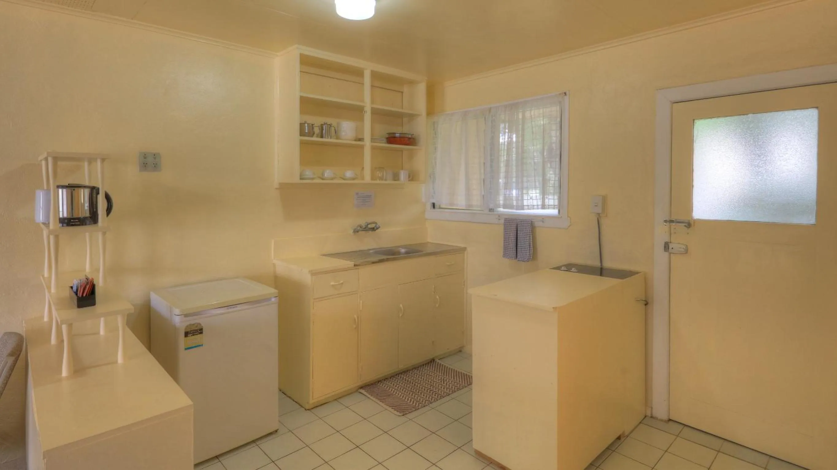 Kitchen or kitchenette in Kiikii Inn & Suites