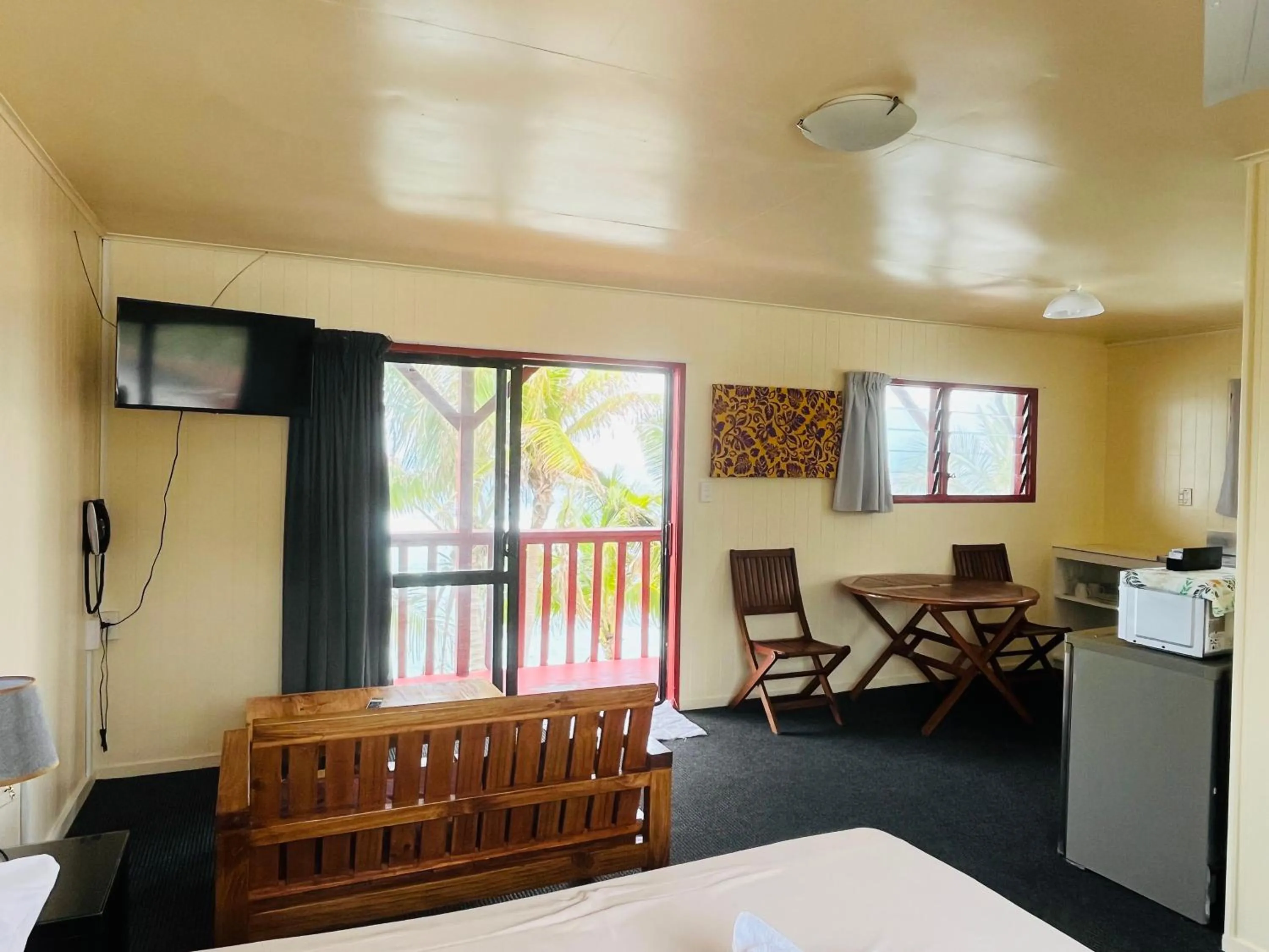 Seating area, Bed in Kiikii Inn & Suites