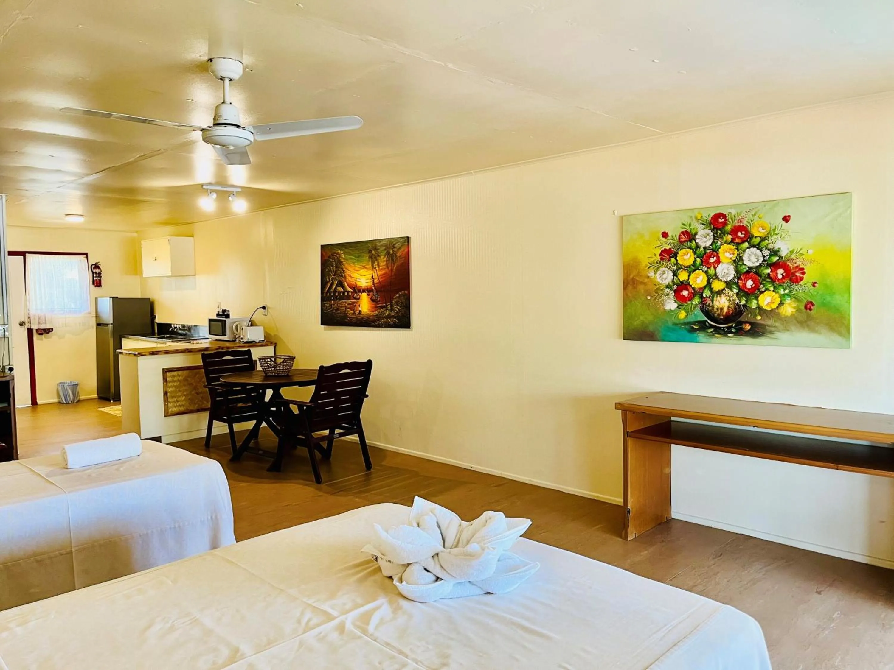 Dining area, Bed in Kiikii Inn & Suites