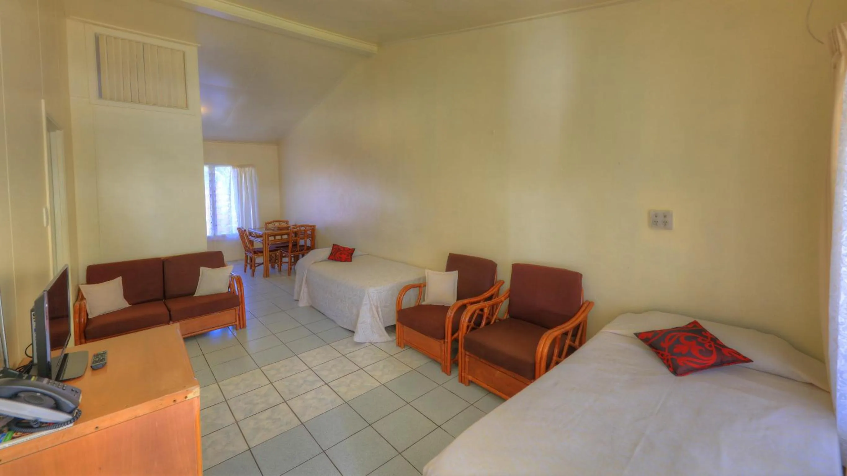 Living room, Bed in Kiikii Inn & Suites