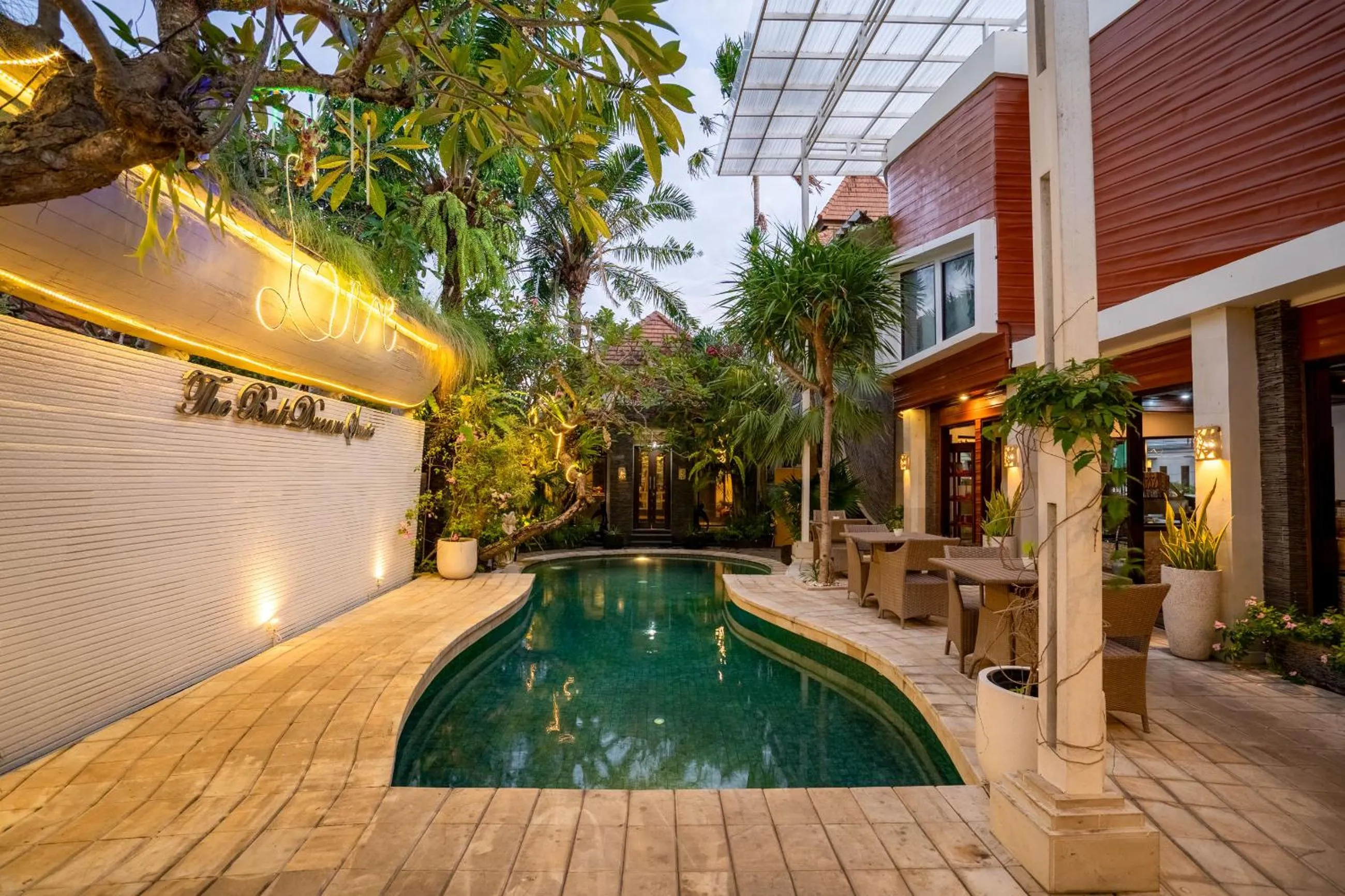 Restaurant/places to eat in The Bali Dream Suite Villa Seminyak
