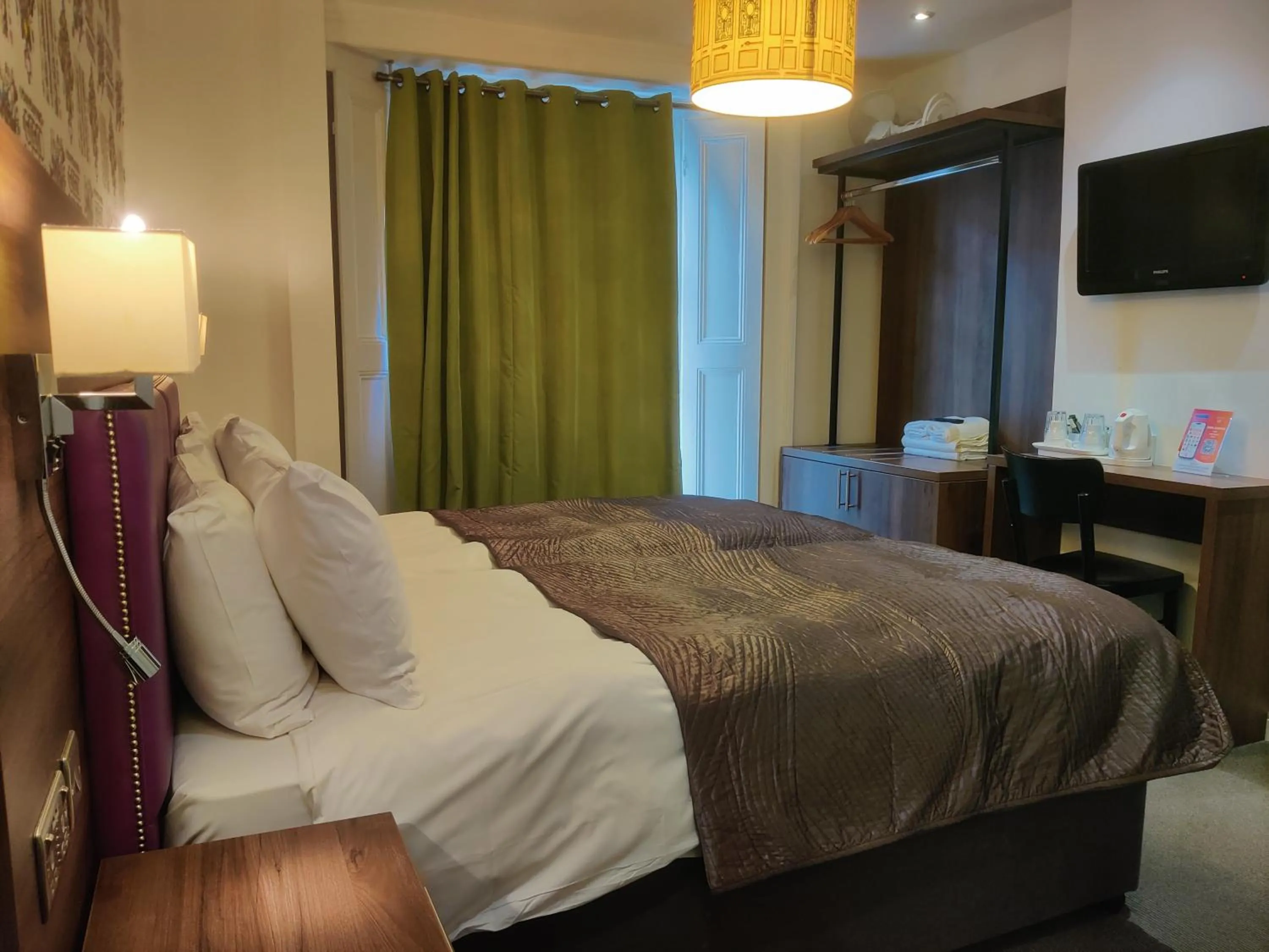 Photo of the whole room, Bed in Chelsea House Hotel - B&B