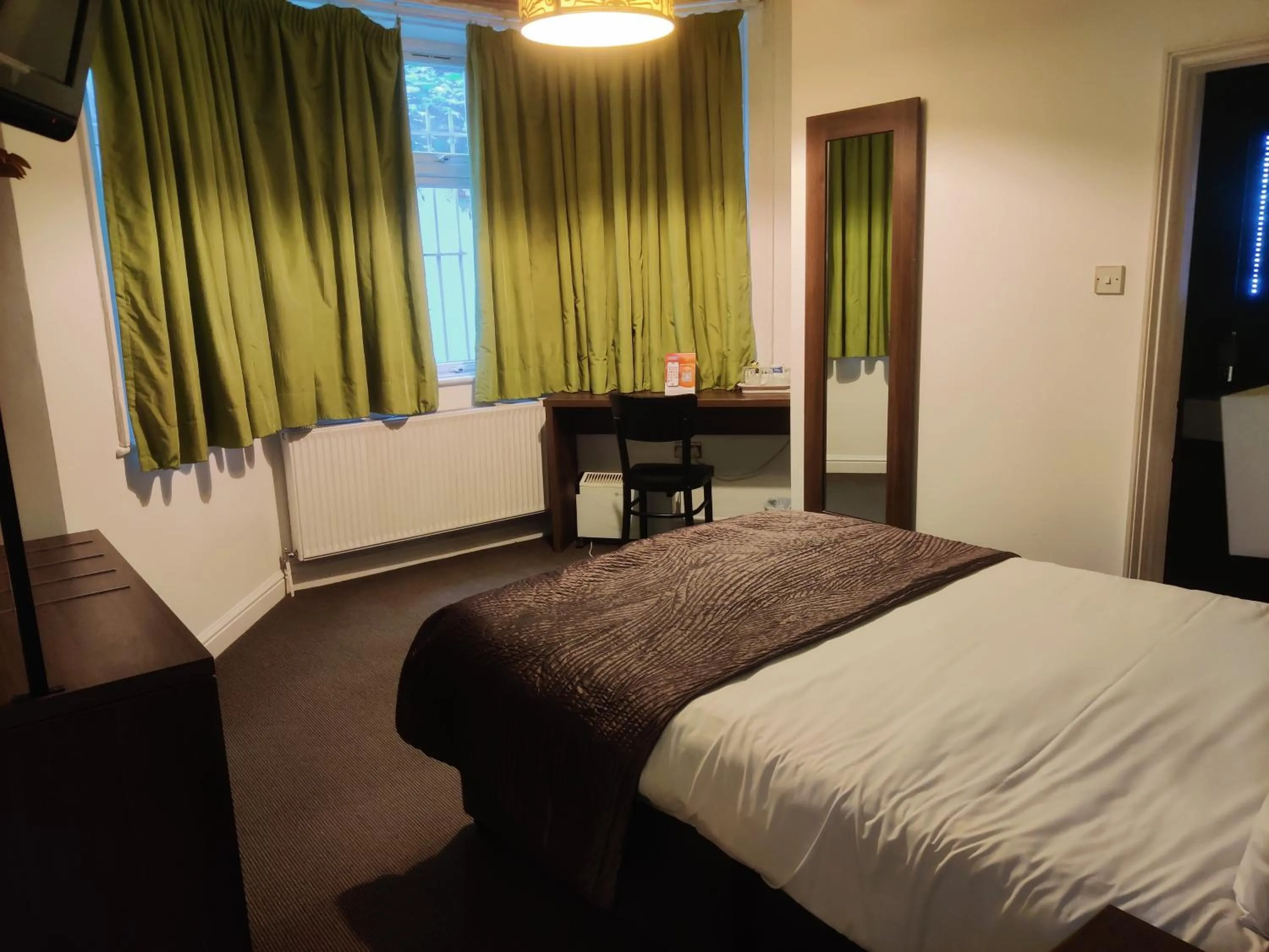 Photo of the whole room, Bed in Chelsea House Hotel - B&B