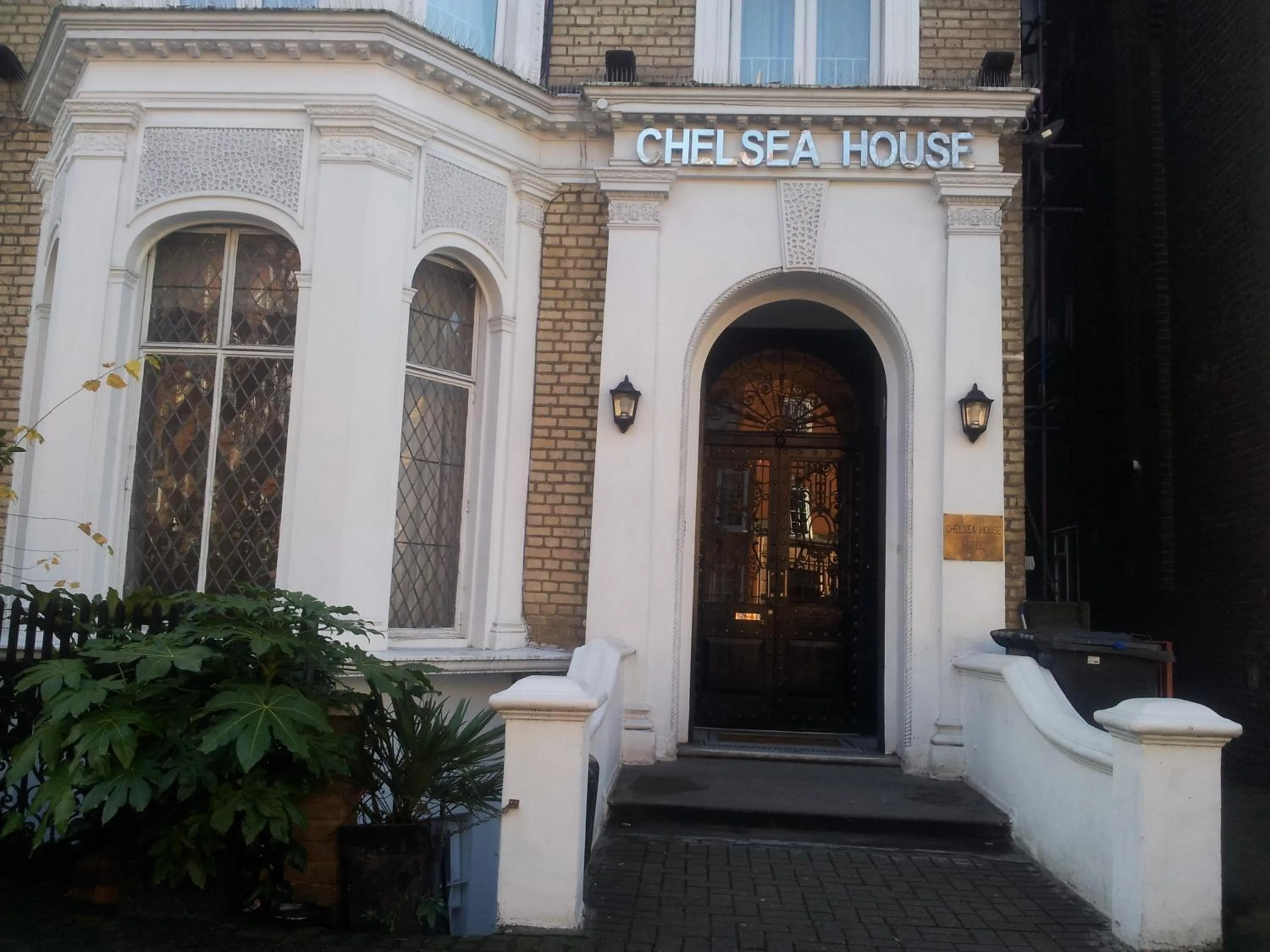 Facade/entrance in Chelsea House Hotel - B&B