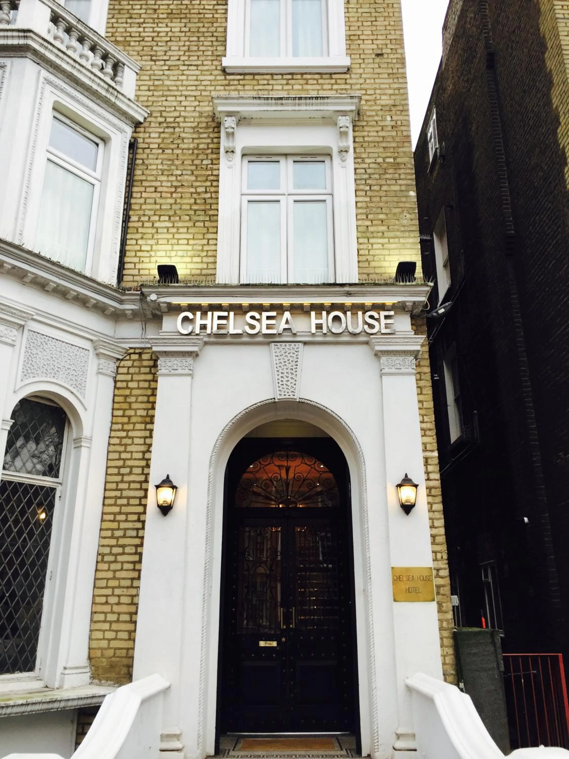 Facade/entrance in Chelsea House Hotel - B&B