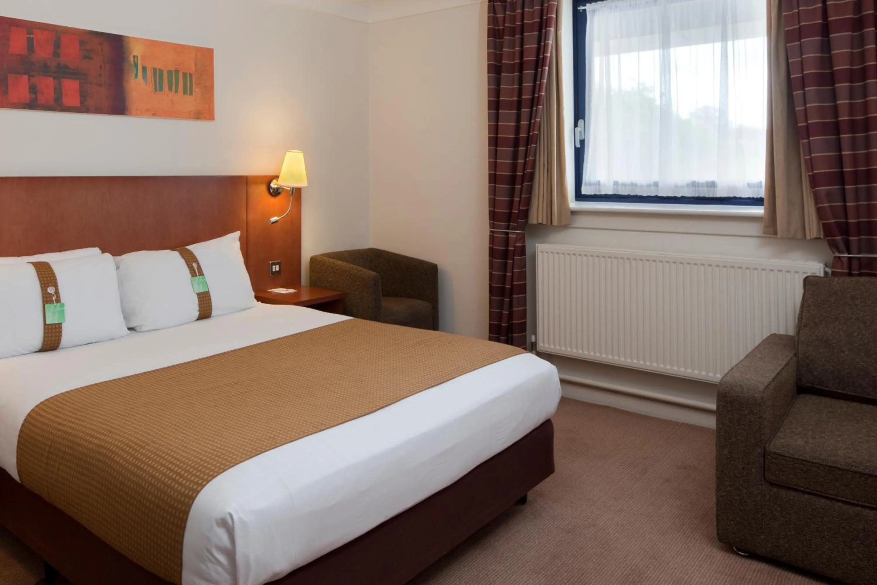 Bedroom in Holiday Inn Luton South - M1 Junction 9