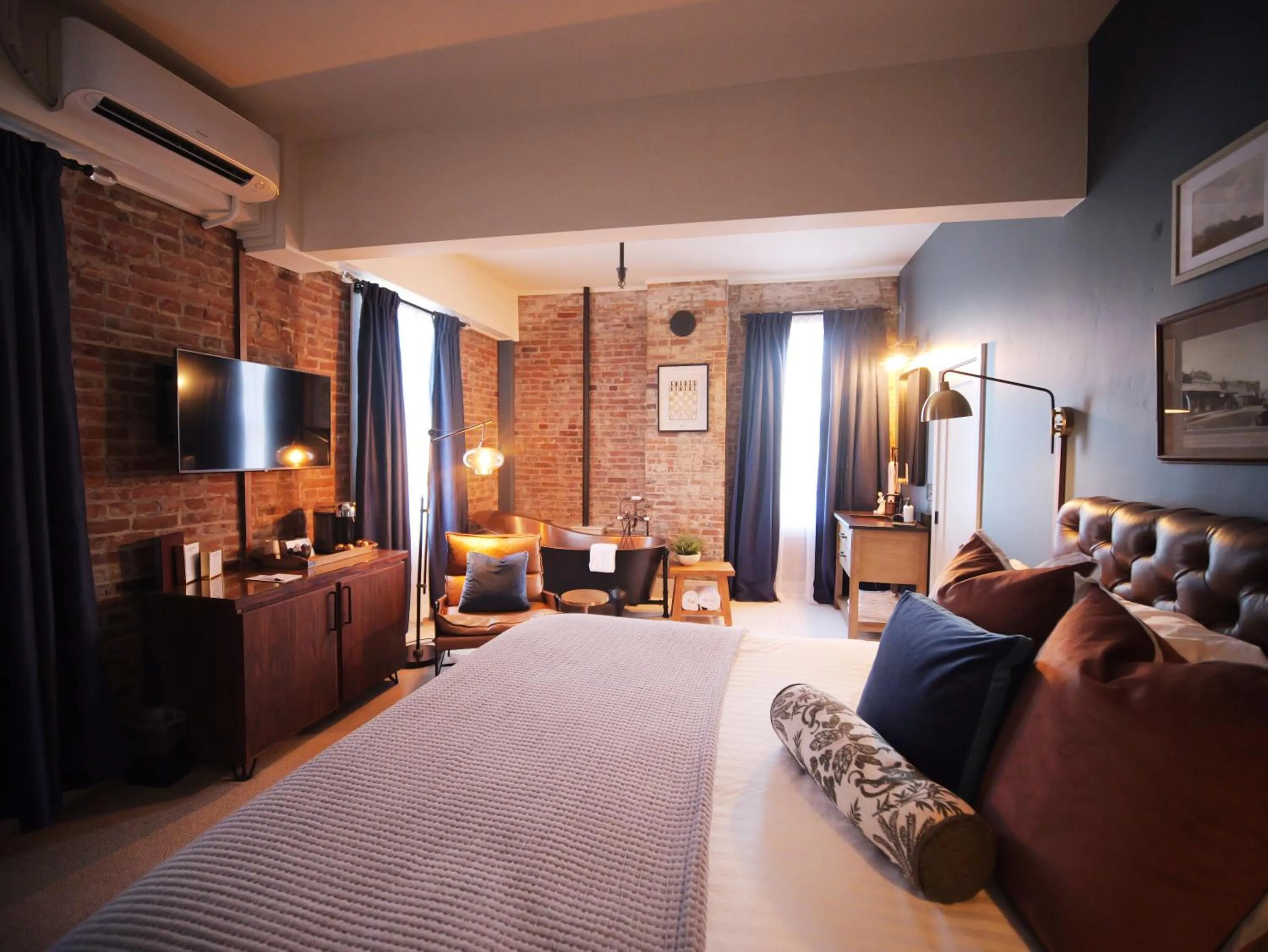 Deluxe King Studio in Historic Jacksonville Inn