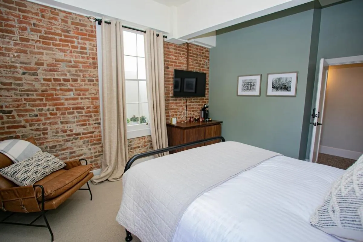 Standard Triple Room in Historic Jacksonville Inn