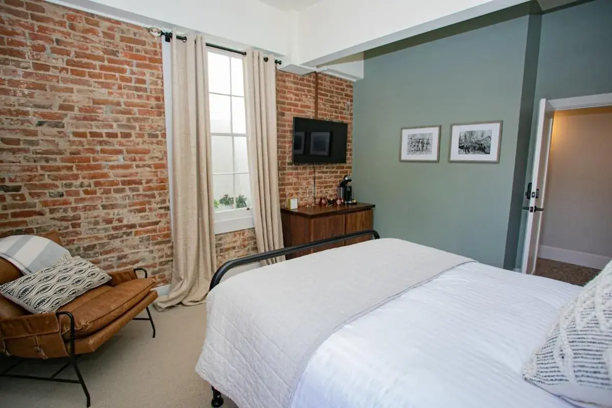 Standard Triple Room in Historic Jacksonville Inn Standard Triple Room in Historic Jacksonville Inn