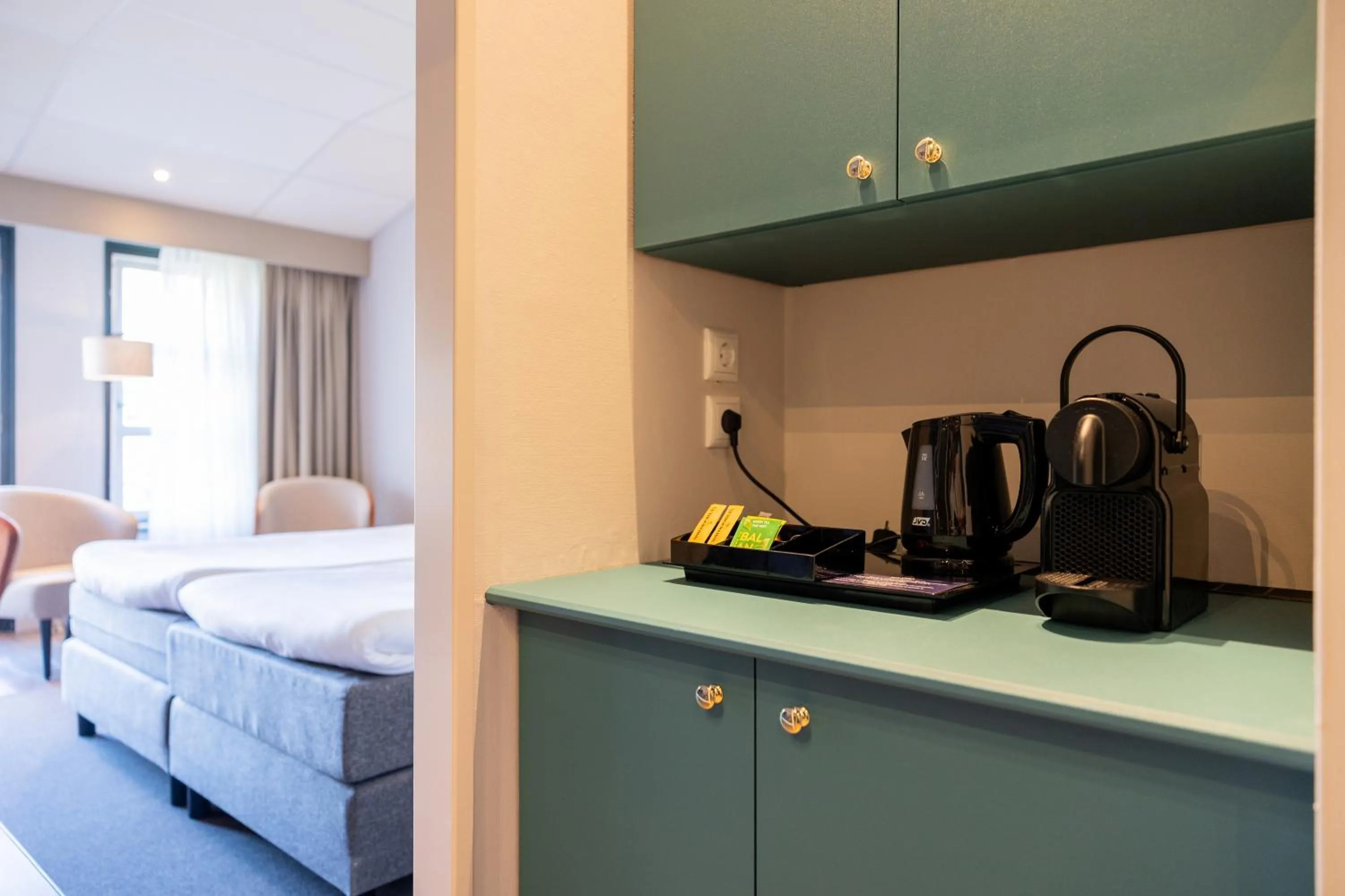 Coffee/tea facilities, Bed in Parkhotel Tjaarda