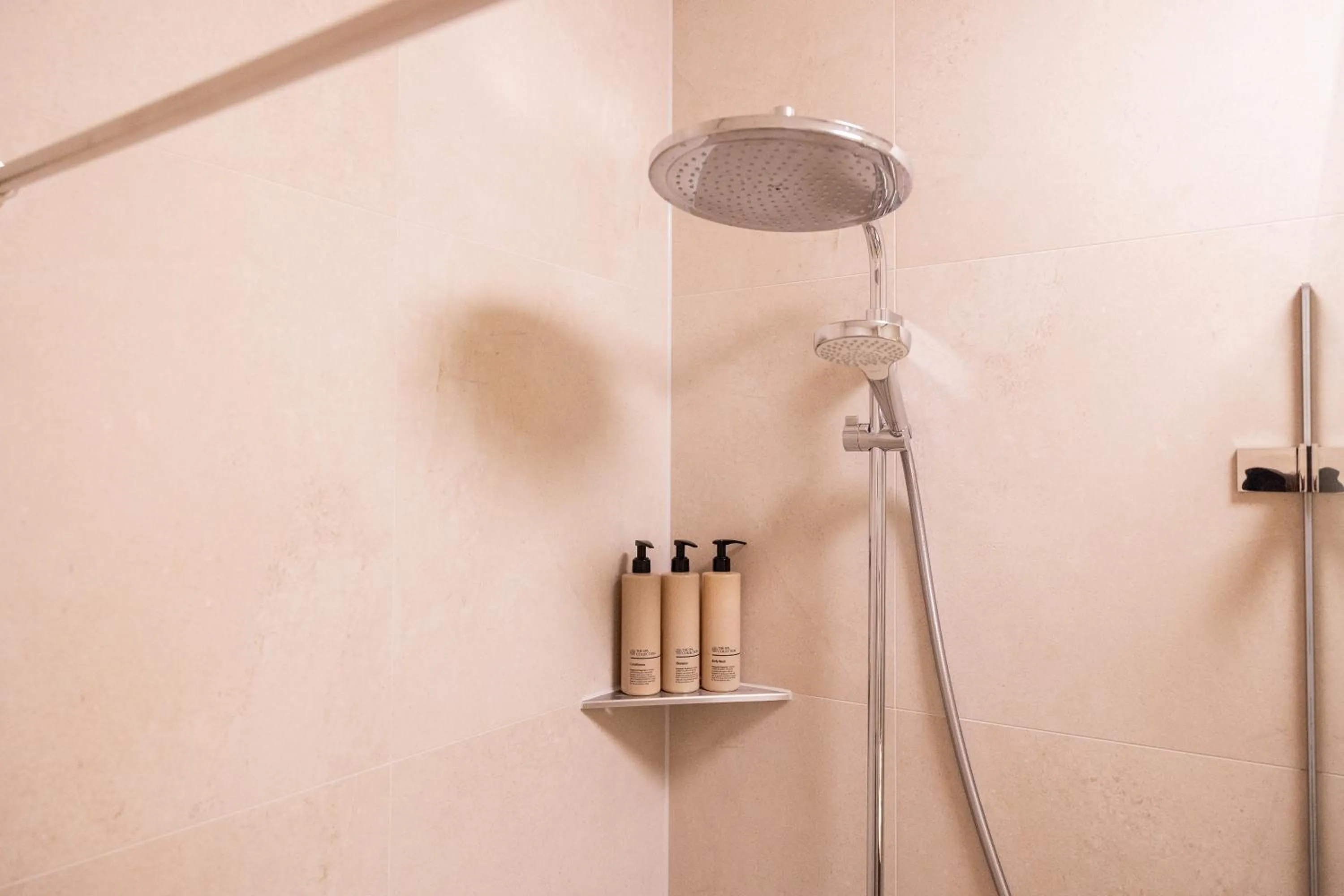 Shower in Parkhotel Tjaarda