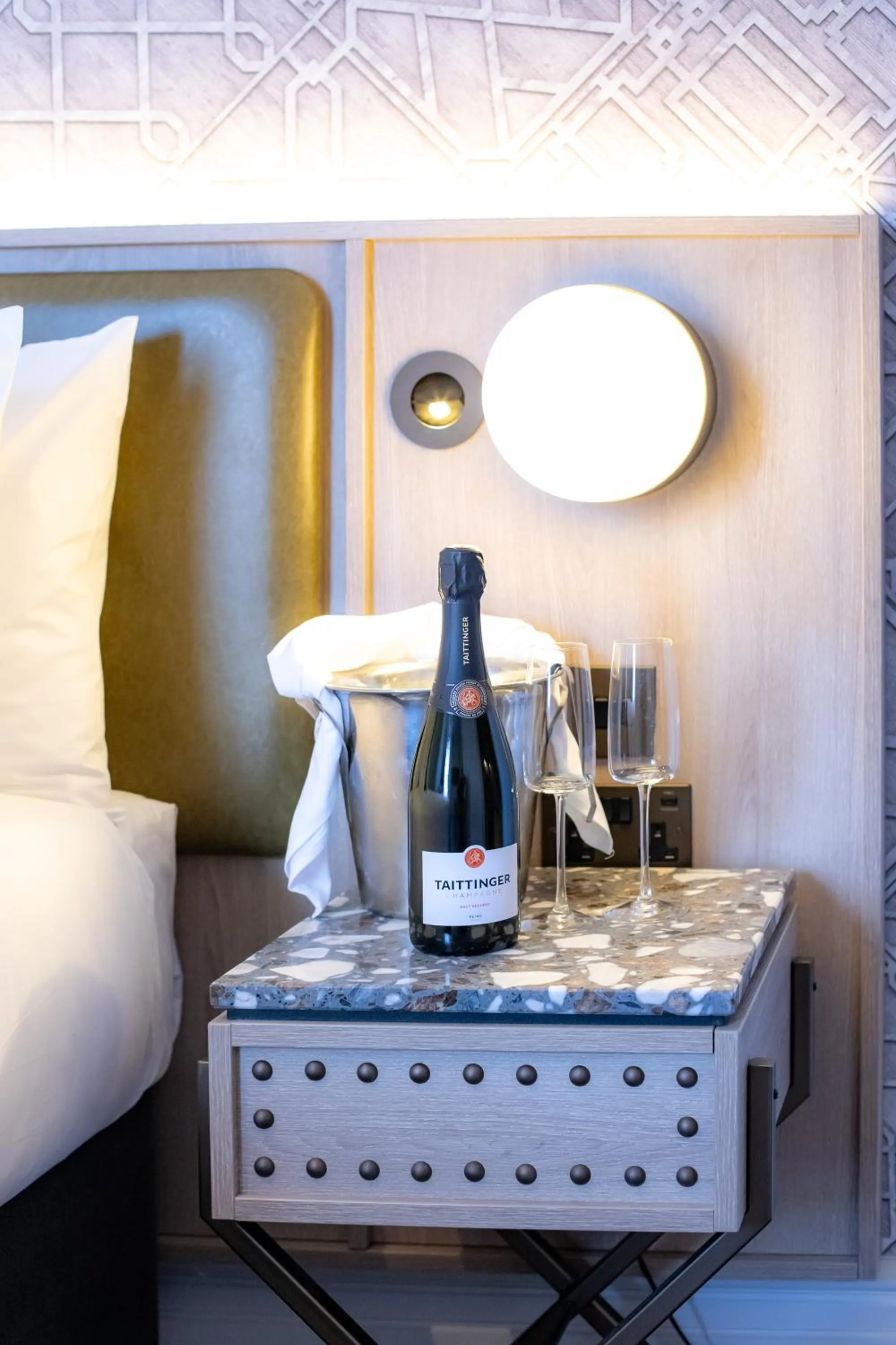 Food and drinks, Bed in The Met Hotel Leeds - Newly Refurbished