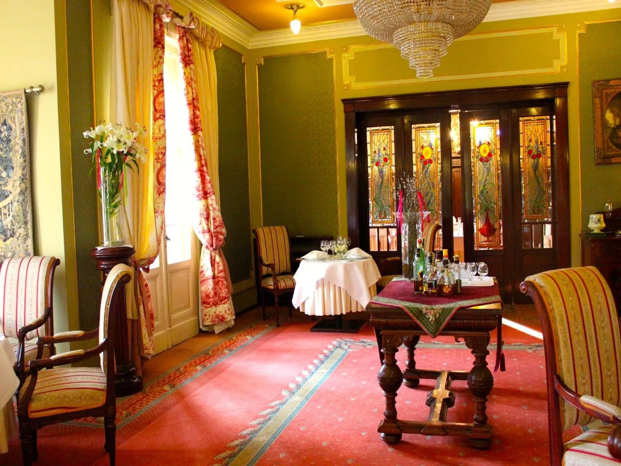 Communal lounge/ TV room in Rezydencja Willa Park & Restauracja