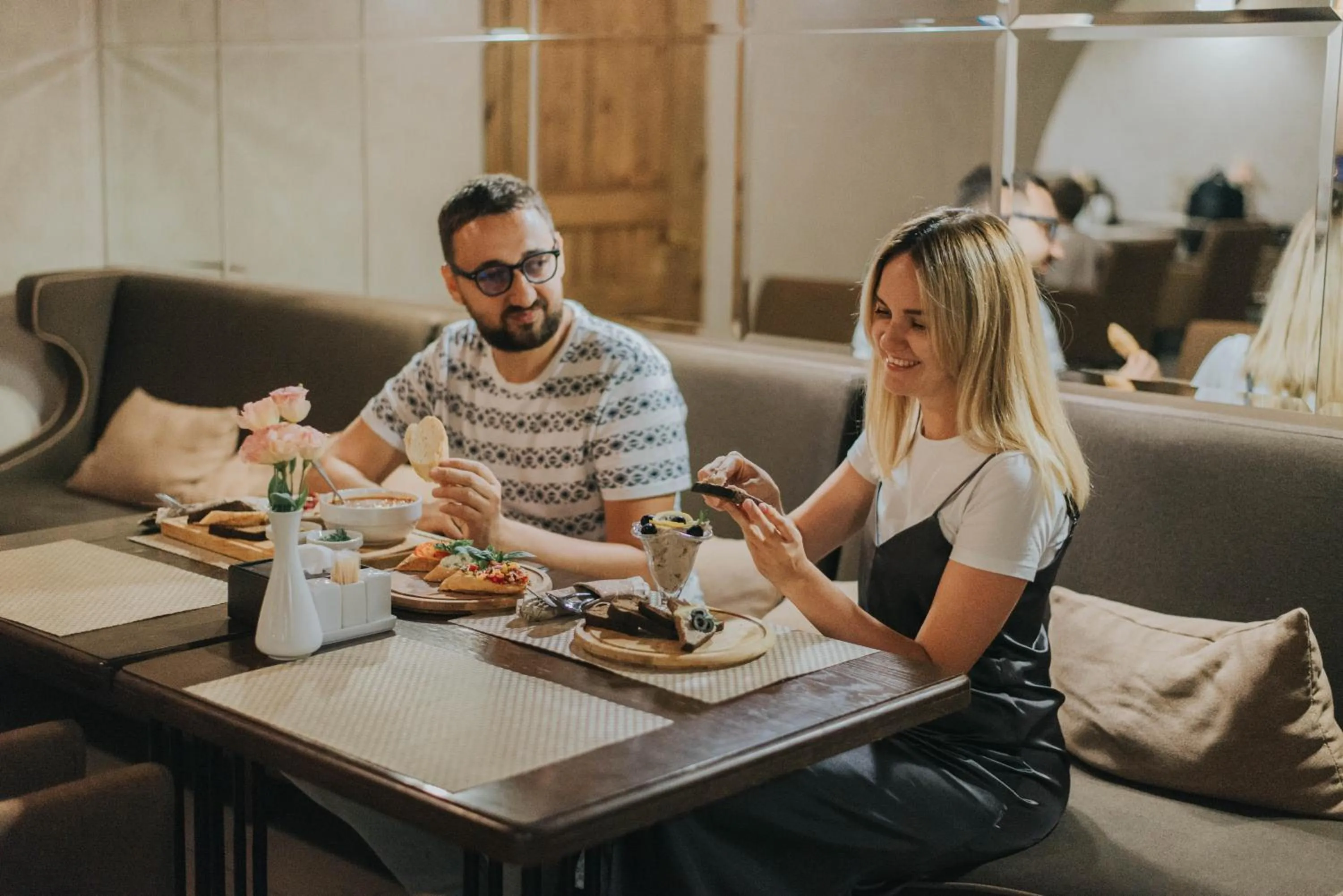 Restaurant/places to eat in Premier Geneva Hotel