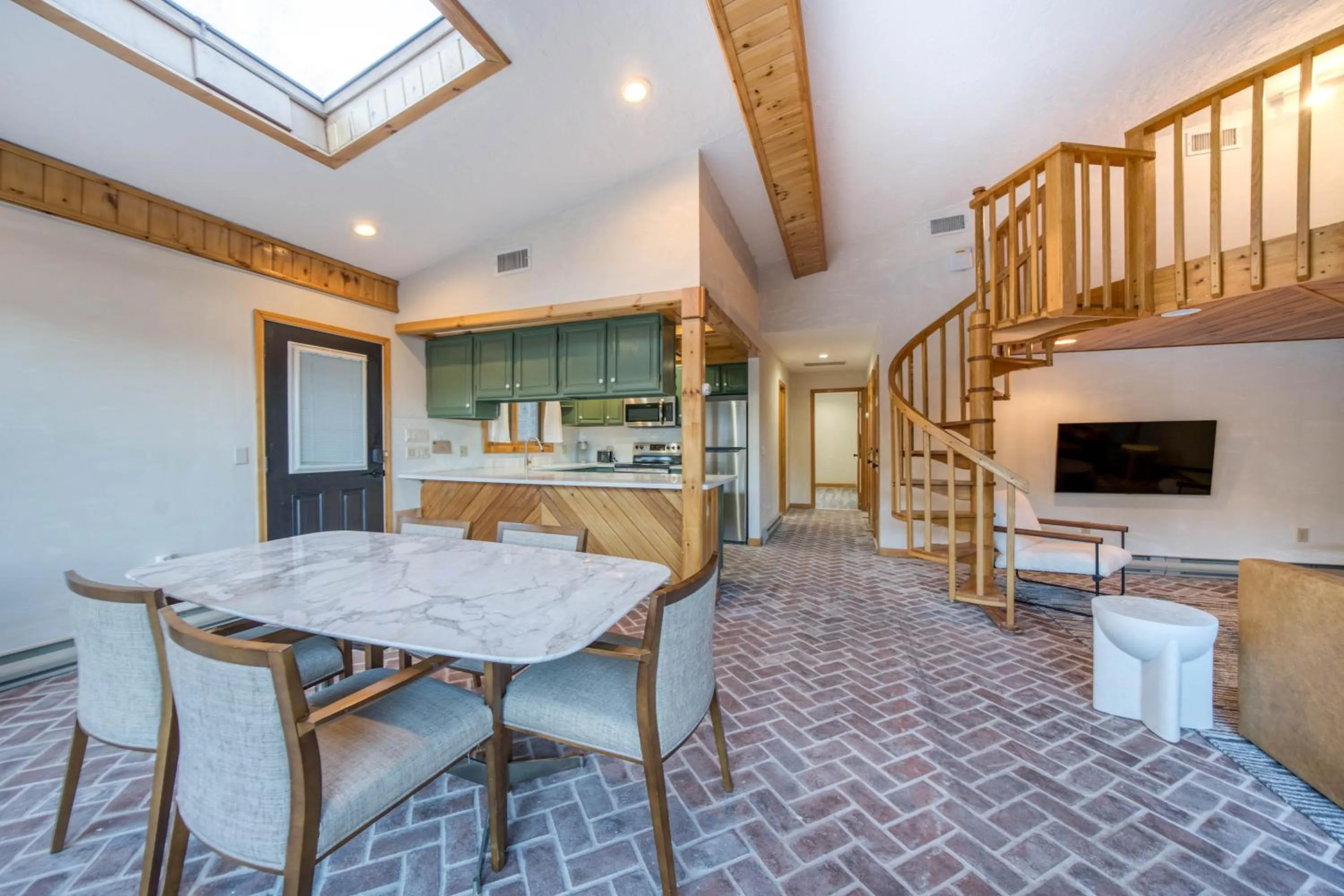 Living room in The Haüs Windham - Spacious Suites, Hot Tub, Mountain Views!