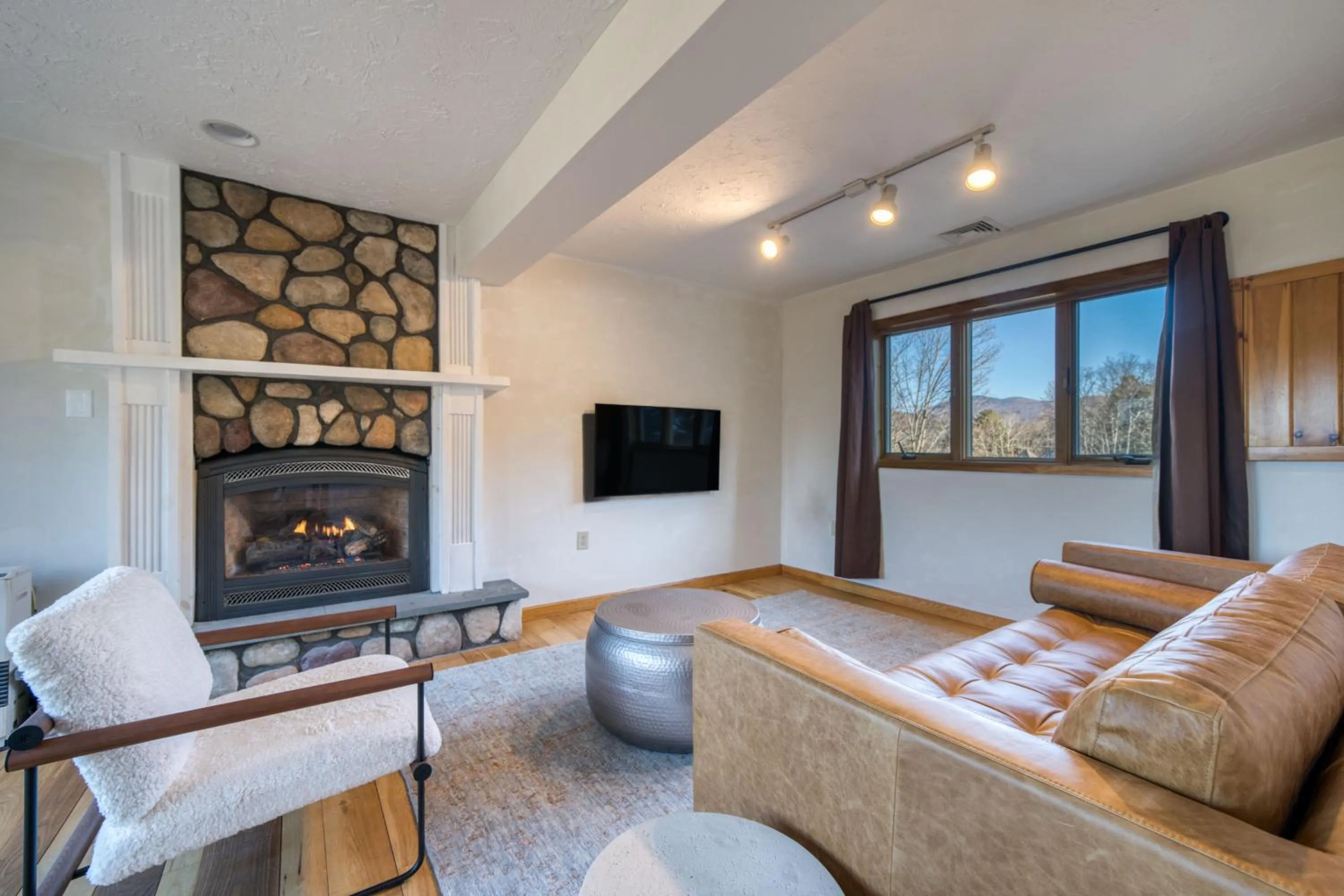 Living room in The Haüs Windham - Spacious Suites, Hot Tub, Mountain Views!