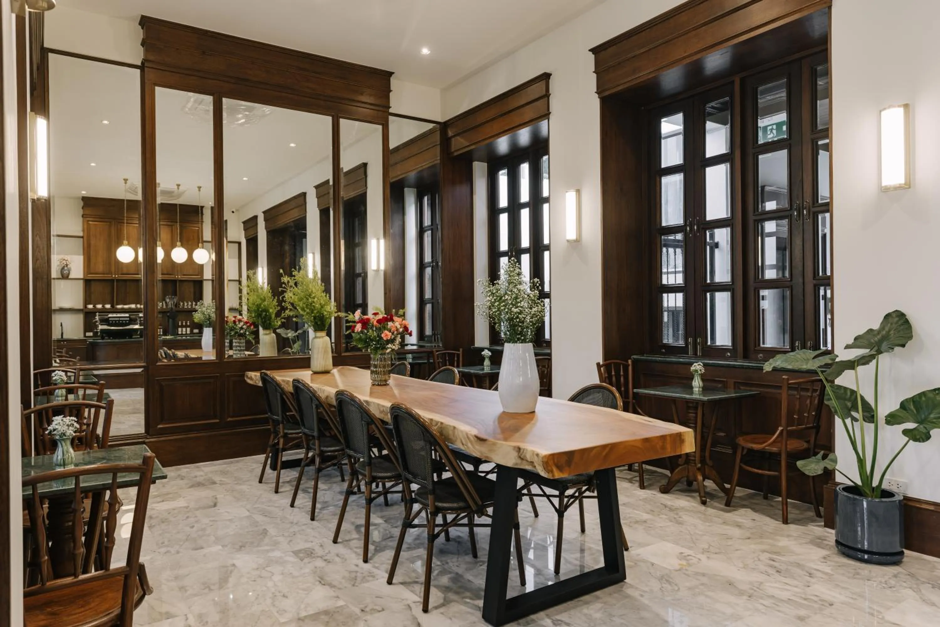 Restaurant/places to eat in Coucou Hotel